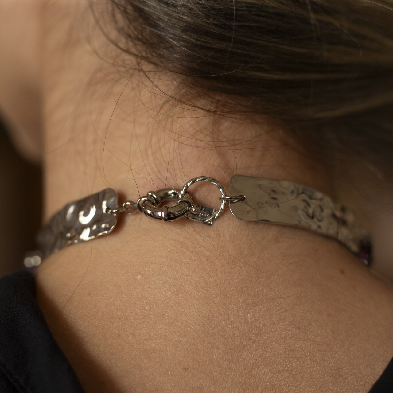 CHOKER NATASHA MARTELADO CRISTAIS ROSA BANHO RÓDIO BRANCO