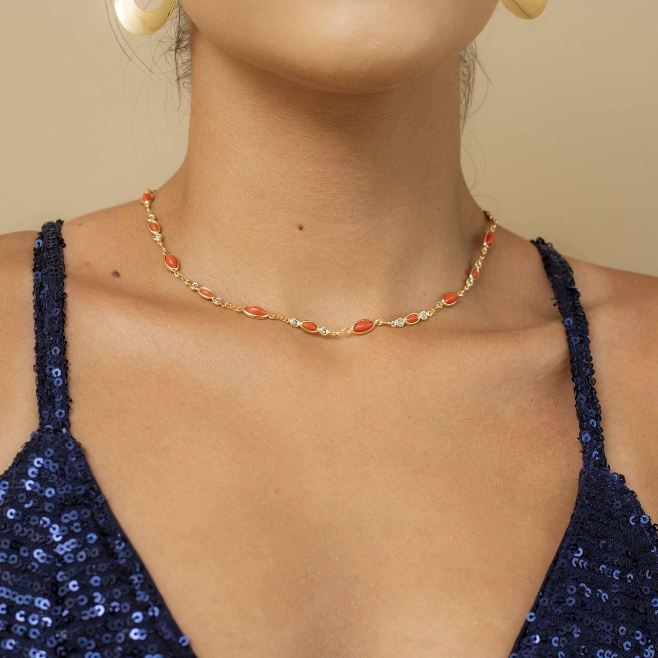 CHOKER OFÉLIA OVAL RESINA CORAL BANHO OURO