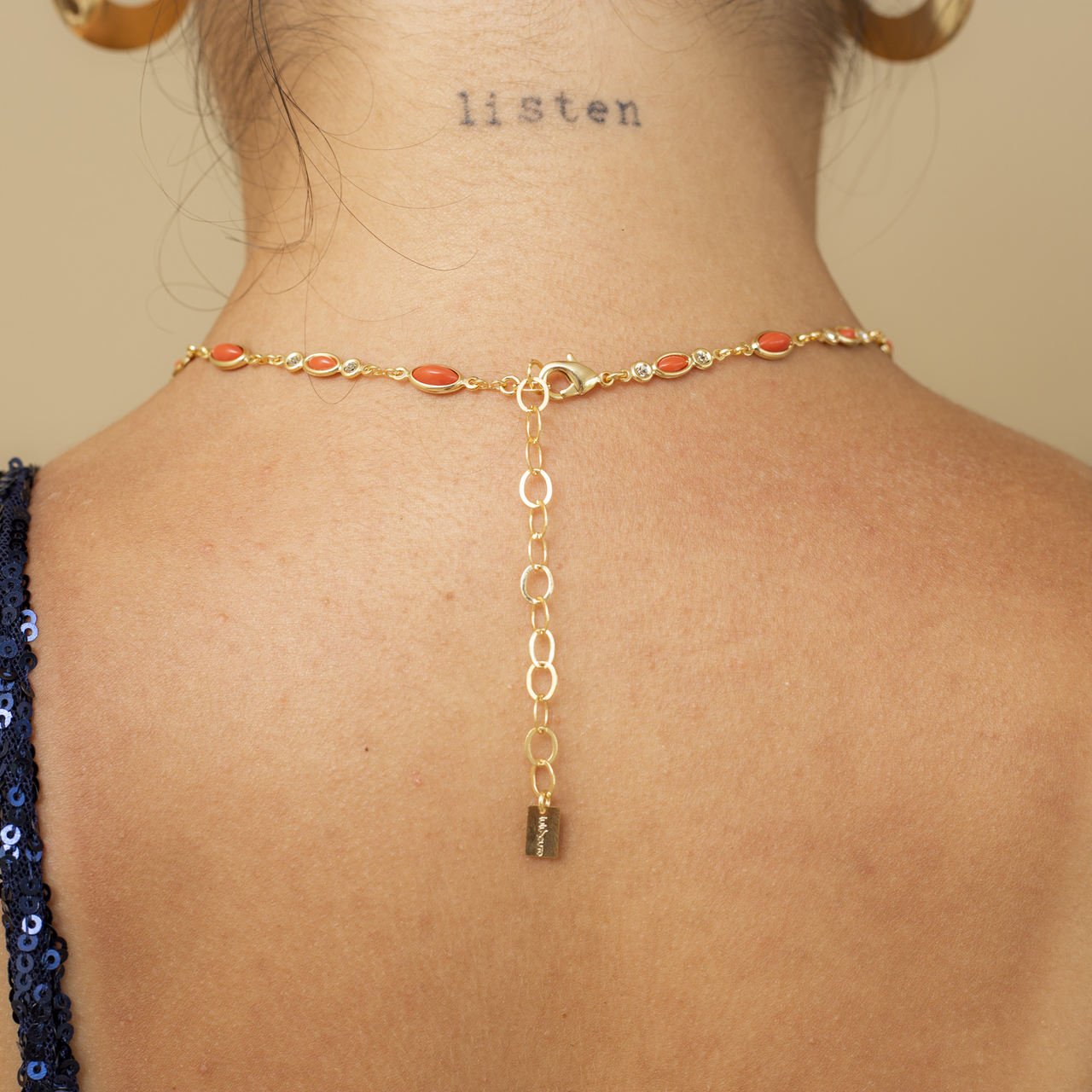 CHOKER OFÉLIA OVAL RESINA CORAL BANHO OURO