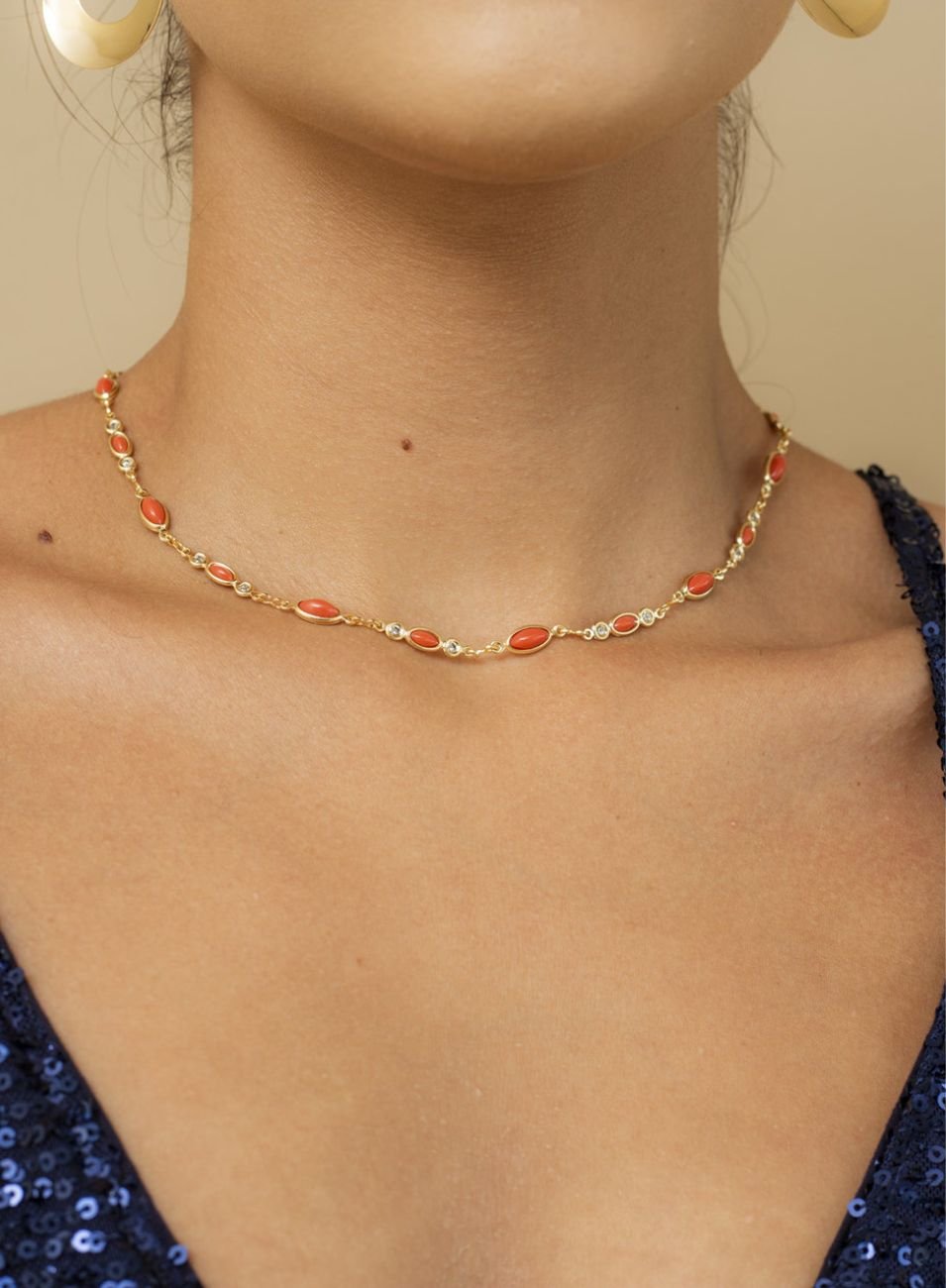CHOKER OFÉLIA OVAL RESINA CORAL BANHO OURO