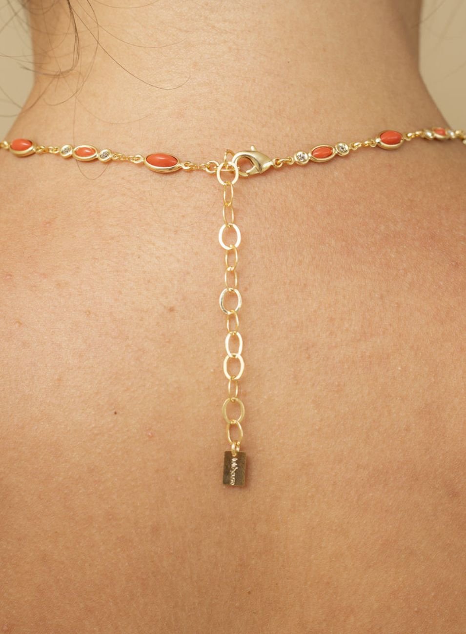CHOKER OFÉLIA OVAL RESINA CORAL BANHO OURO