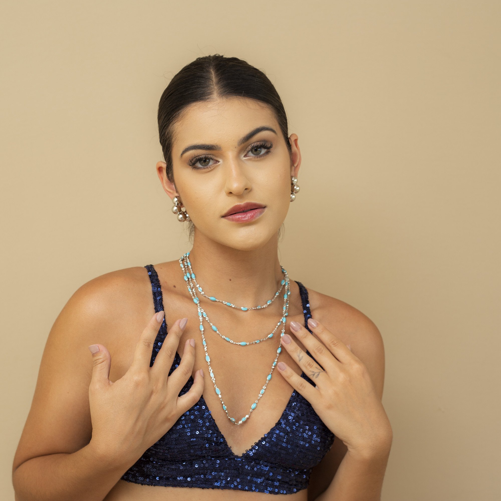 CHOKER OFÉLIA RESINA OVAL TURQUESA BANHO RÓDIO BRANCO