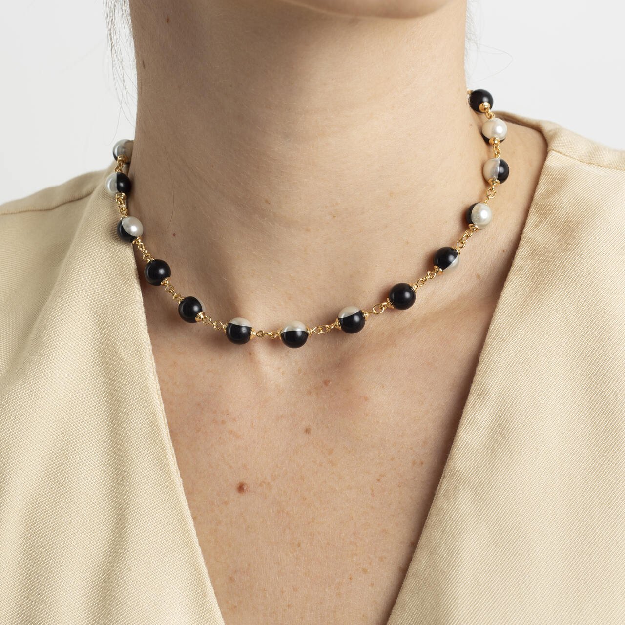 CHOKER PEPITA G PEROLADO PEDRA NEGRA BANHO OURO