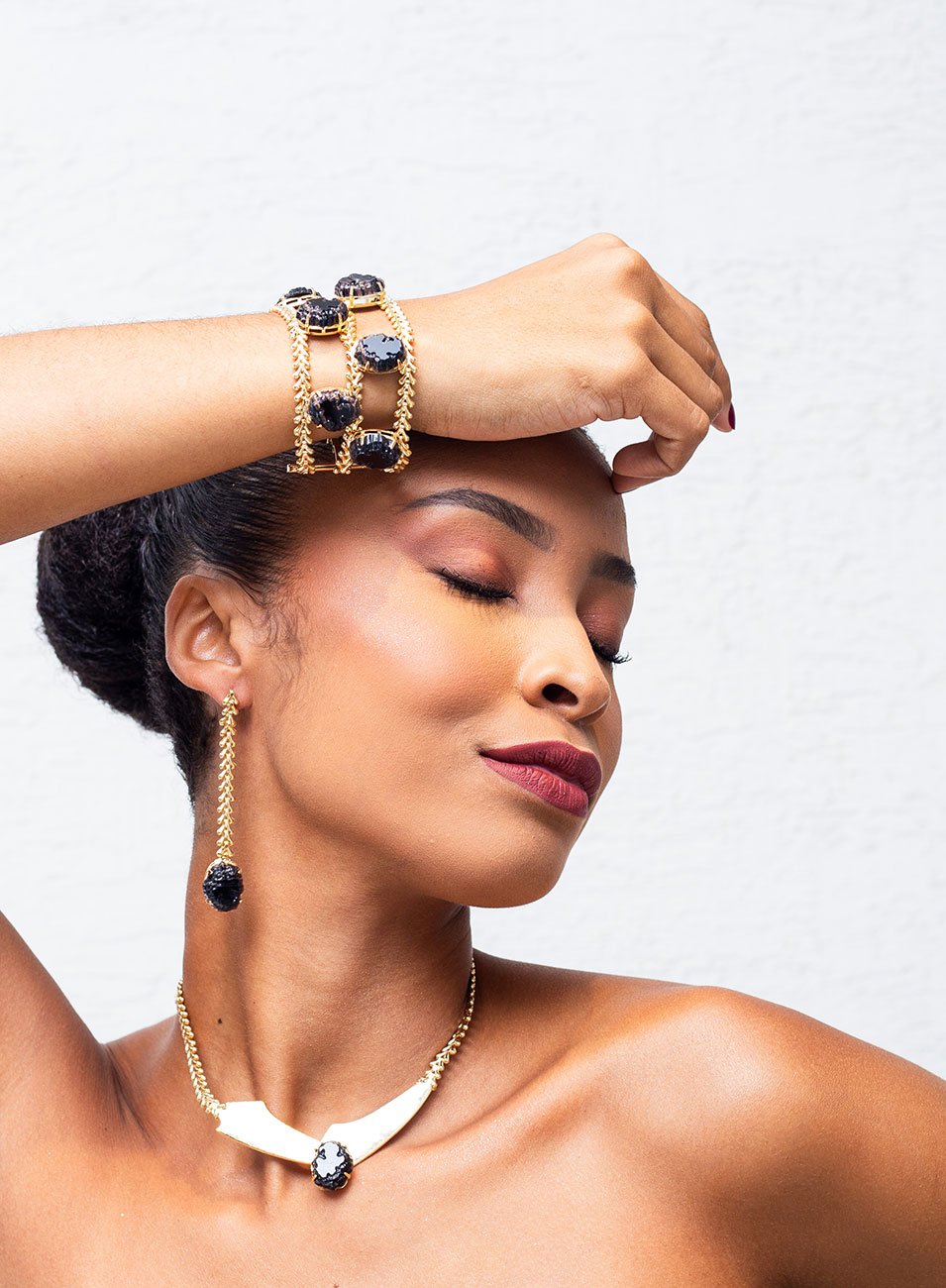 CHOKER SEIVA CRISTAL NEGRO BANHO OURO 