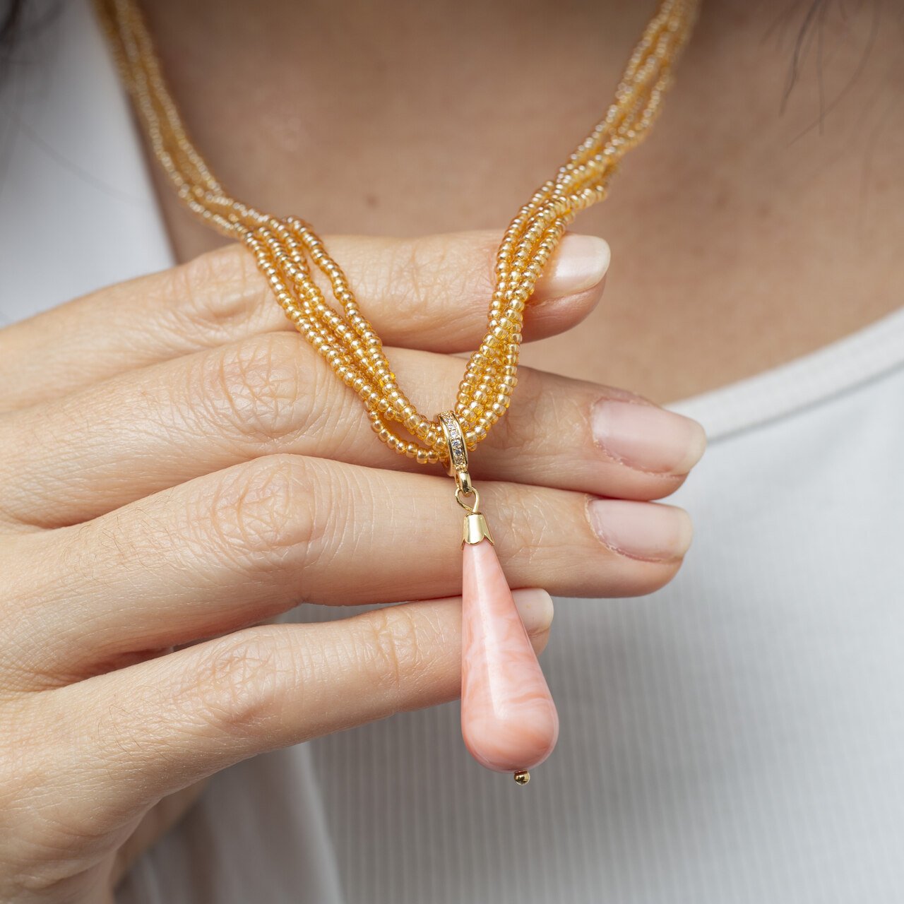 COLAR ANASTACIA RESINA CORAL MIX PEDRINHAS BANHO OURO