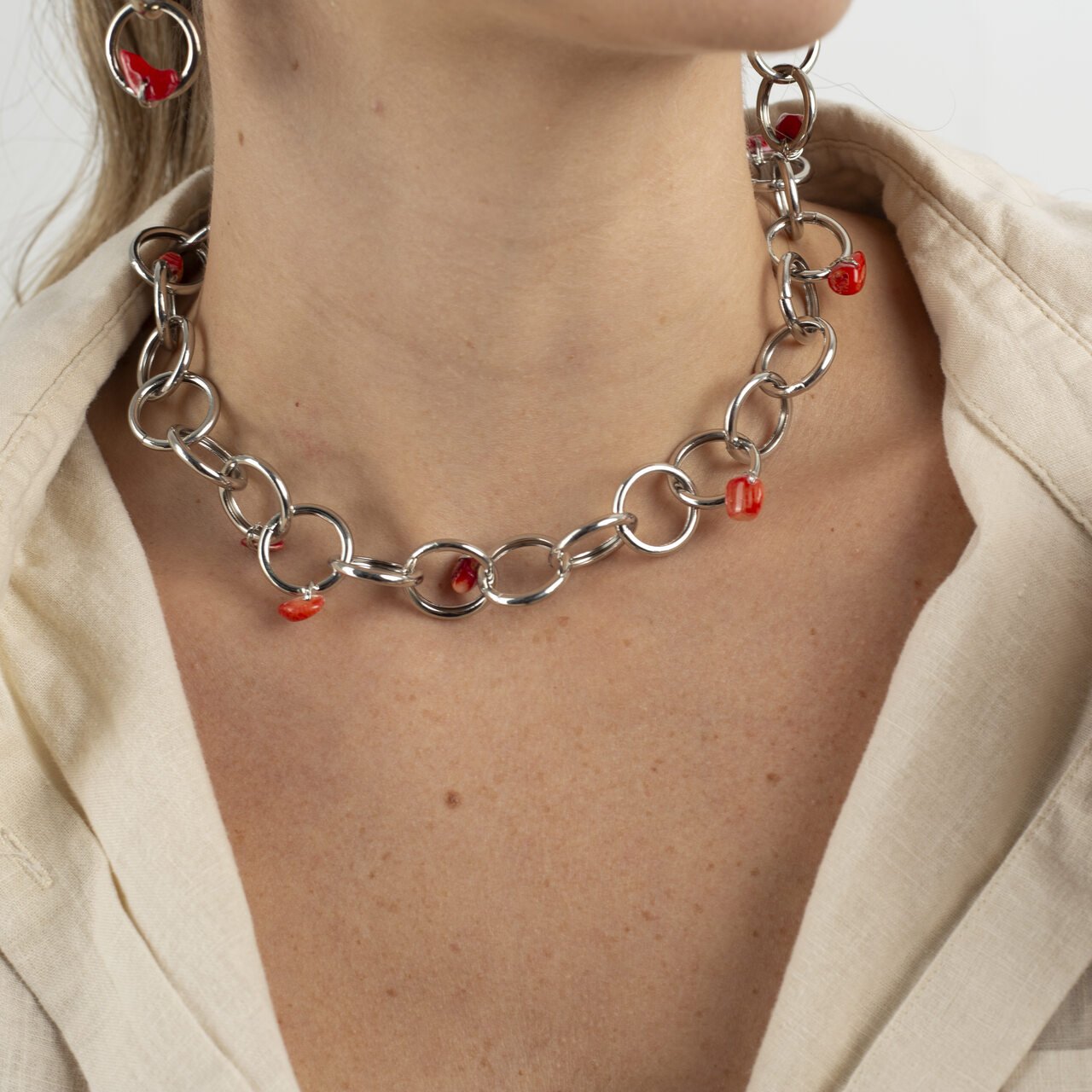 COLAR ARUNA CASCALHO VERMELHO BANHO RÓDIO BRANCO