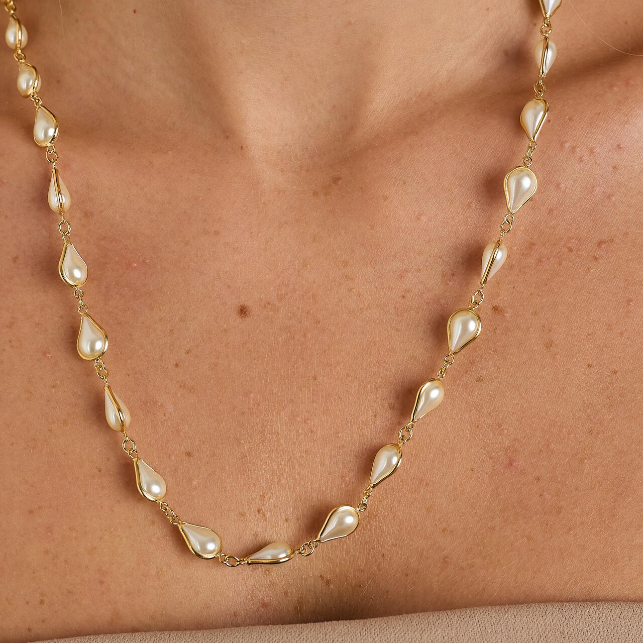 COLAR AURORA PÉROLAS BANHO OURO