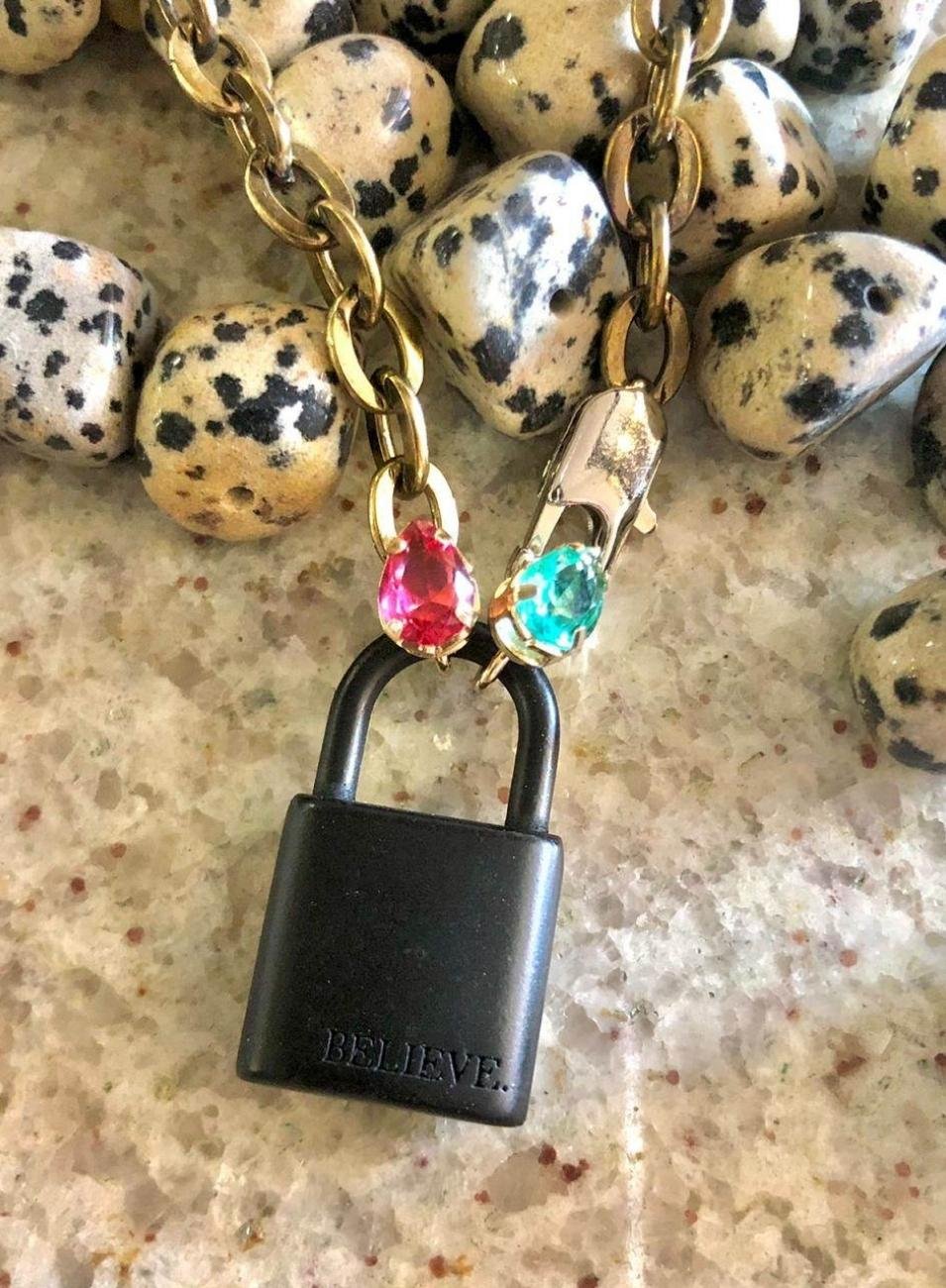 COLAR BELIEVE CADEADO PRETO CORRENTE MUSGO