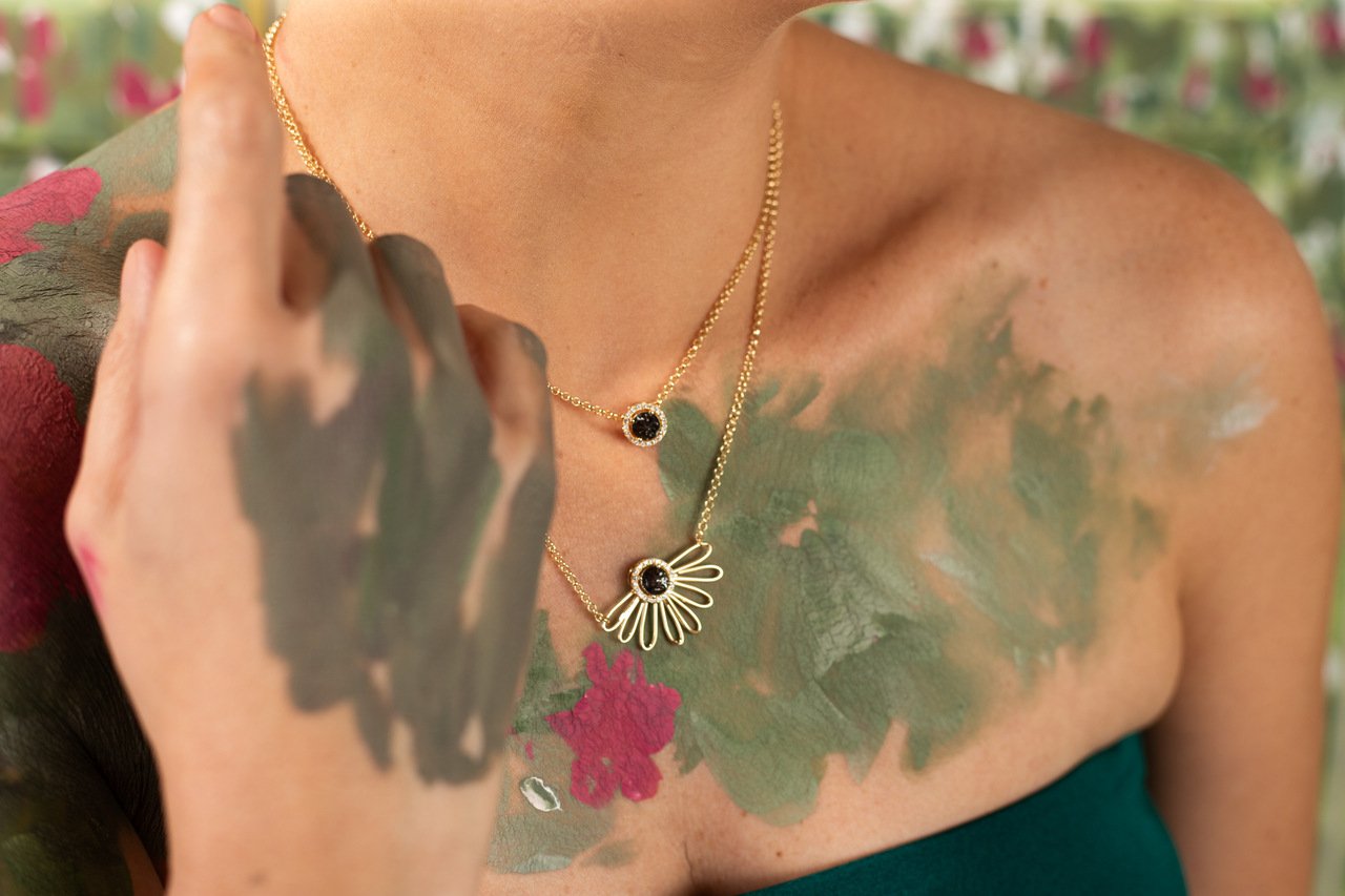 COLAR BELLIS CRISTAL CINZA E ZIRCONIAS COM BANHO OURO