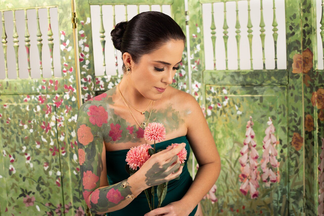 COLAR BELLIS CRISTAL CINZA E ZIRCONIAS COM BANHO OURO