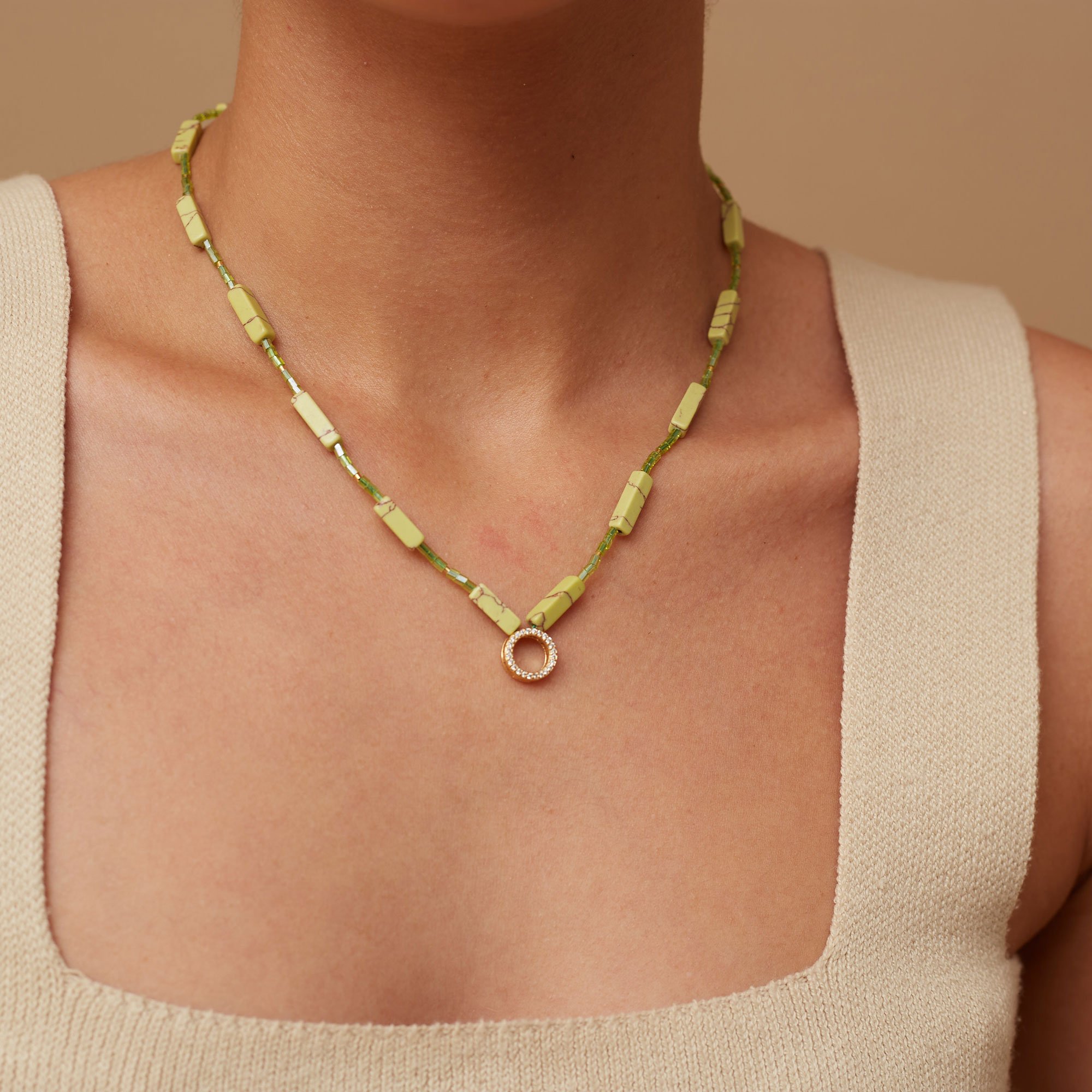 COLAR BLATO PEDRAS VERDES BANHO OURO