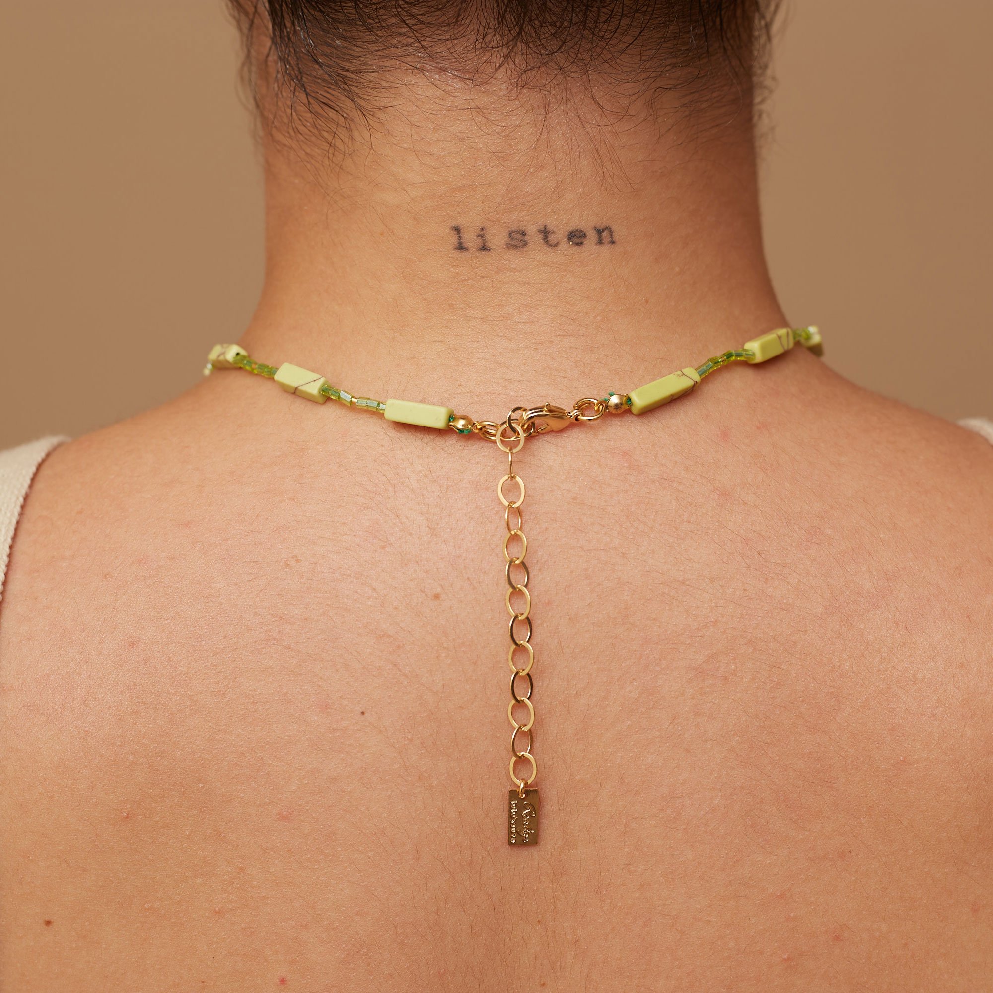 COLAR BLATO PEDRAS VERDES BANHO OURO