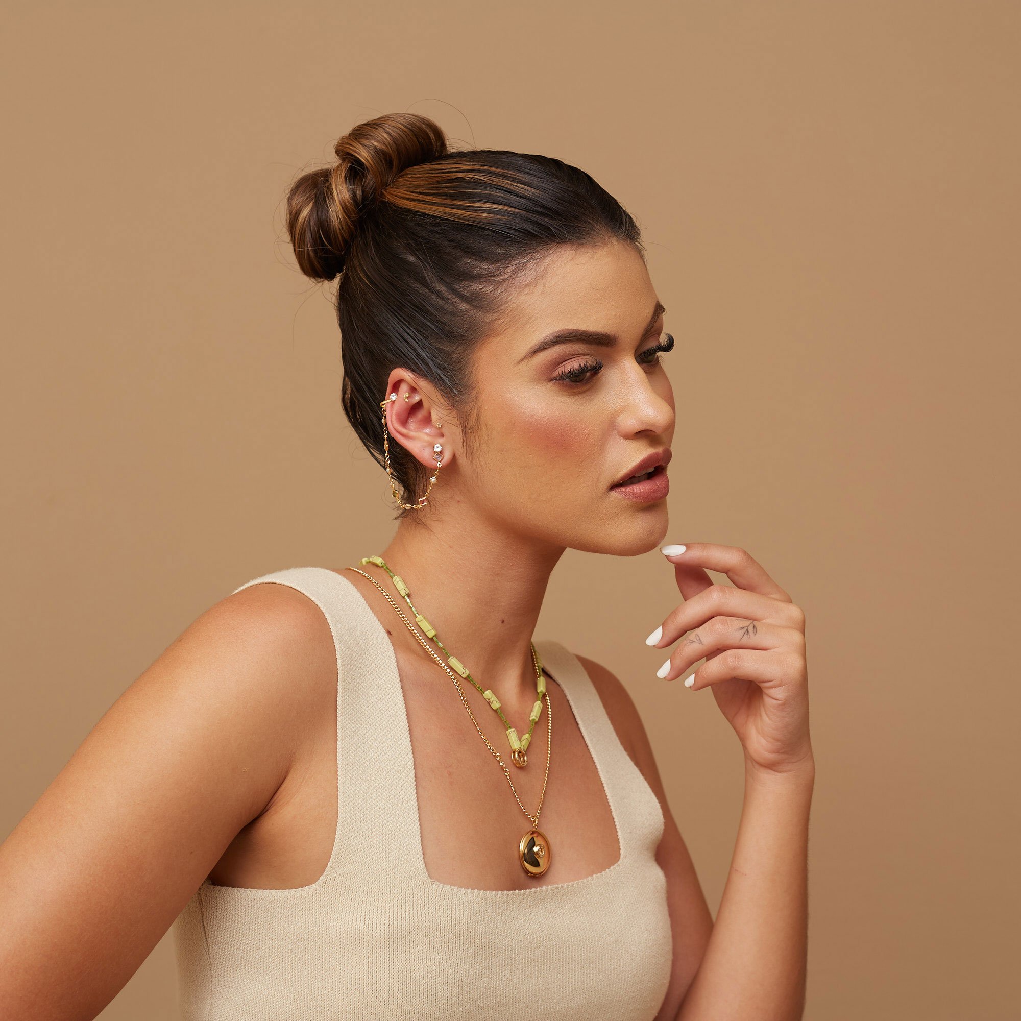 COLAR BLATO PEDRAS VERDES BANHO OURO