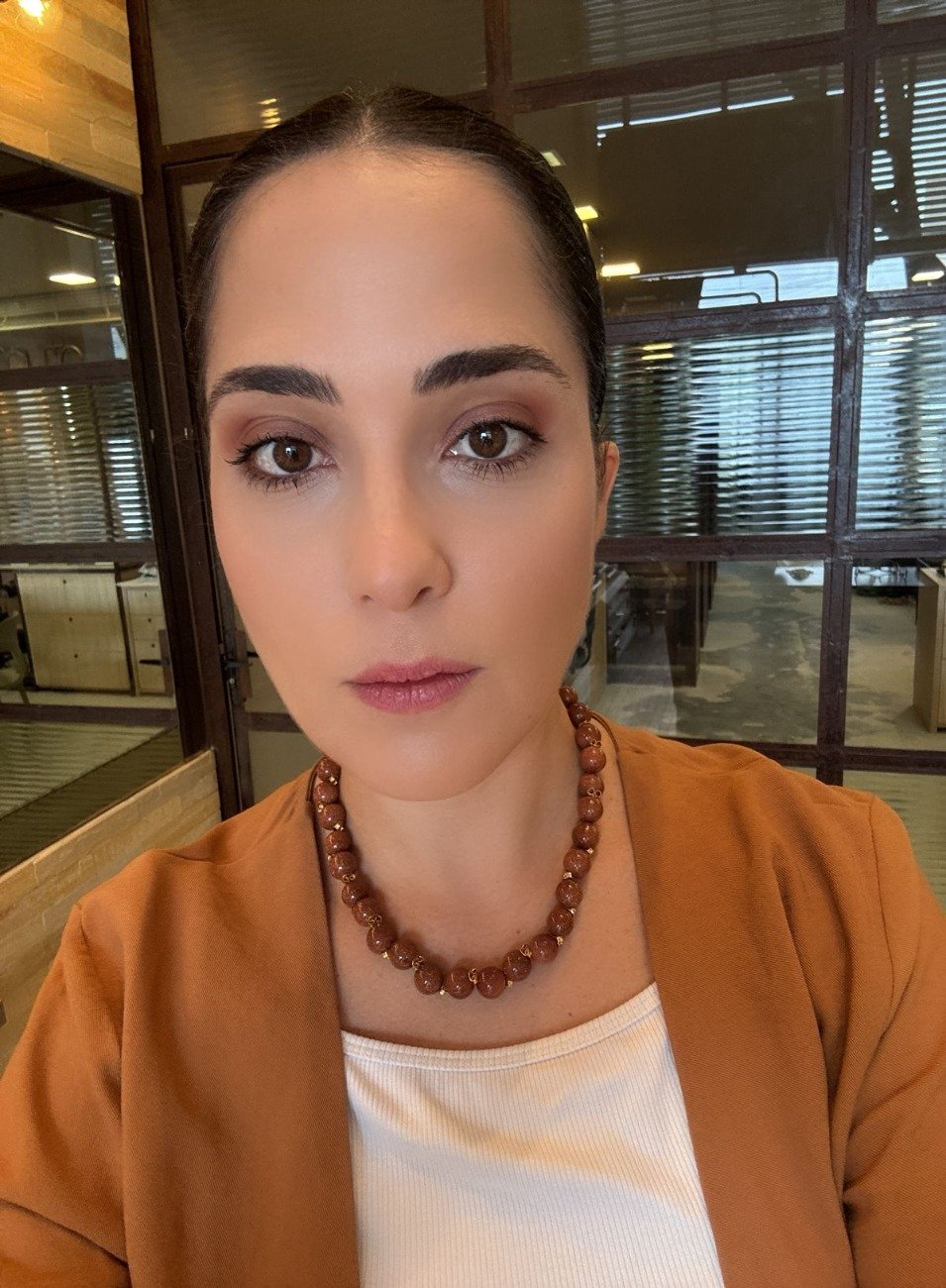 COLAR BOLAS MARROM CINTILANTE BANHO OURO