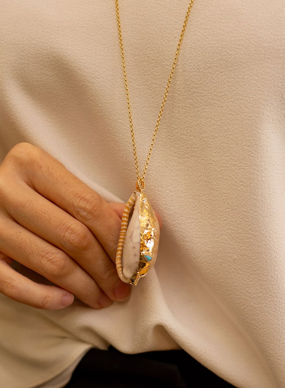 COLAR BÚZIO MAXI LONGO OURO