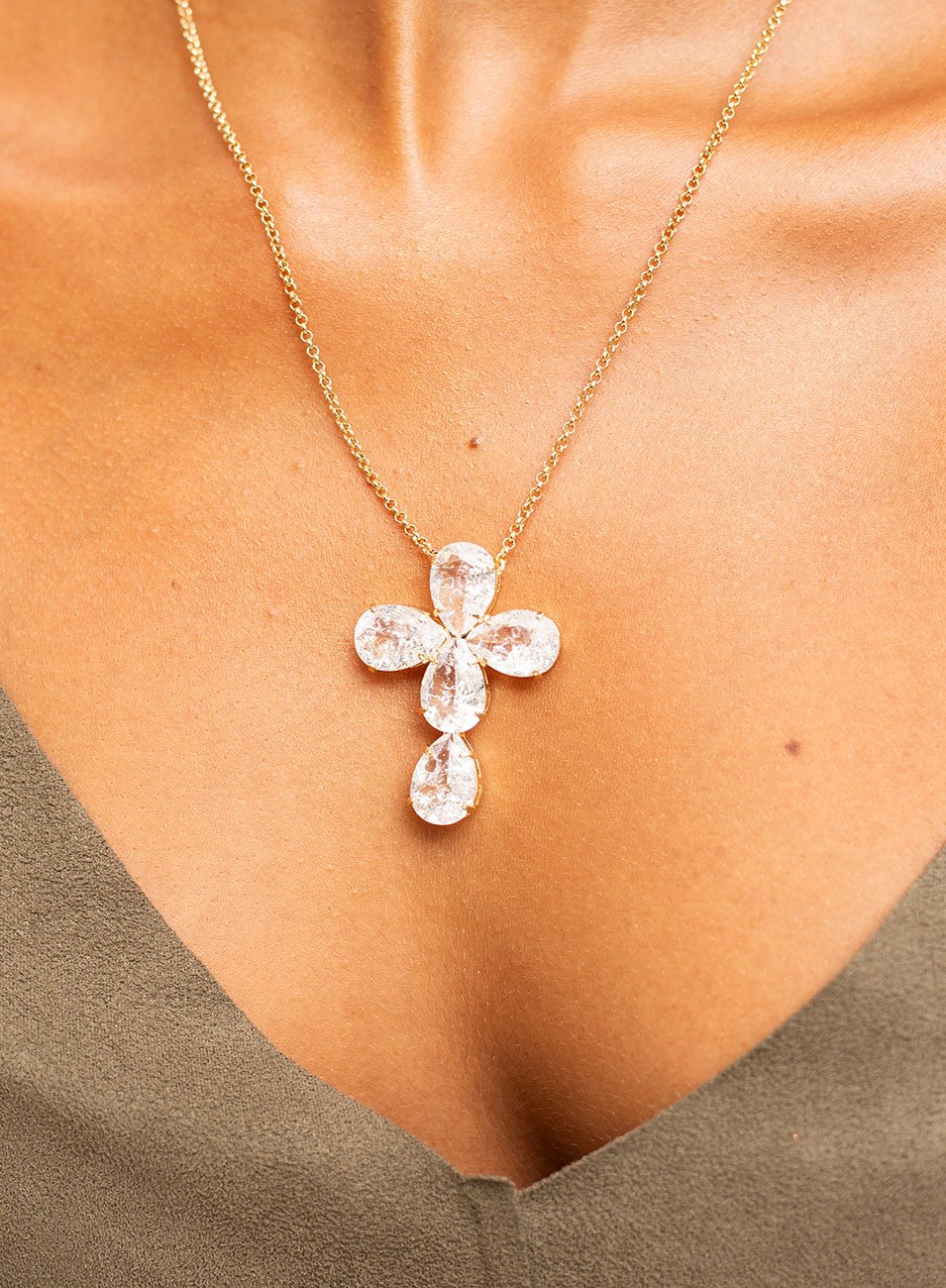 COLAR COM CRUZ DE CRISTAIS FUSION M BANHO OURO