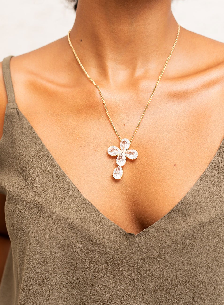 COLAR COM CRUZ DE CRISTAIS FUSION M BANHO OURO