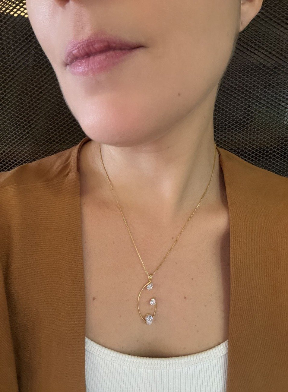 COLAR COM PINGENTE TRÍADE COM CRISTAIS INCOLOR BANHO OURO