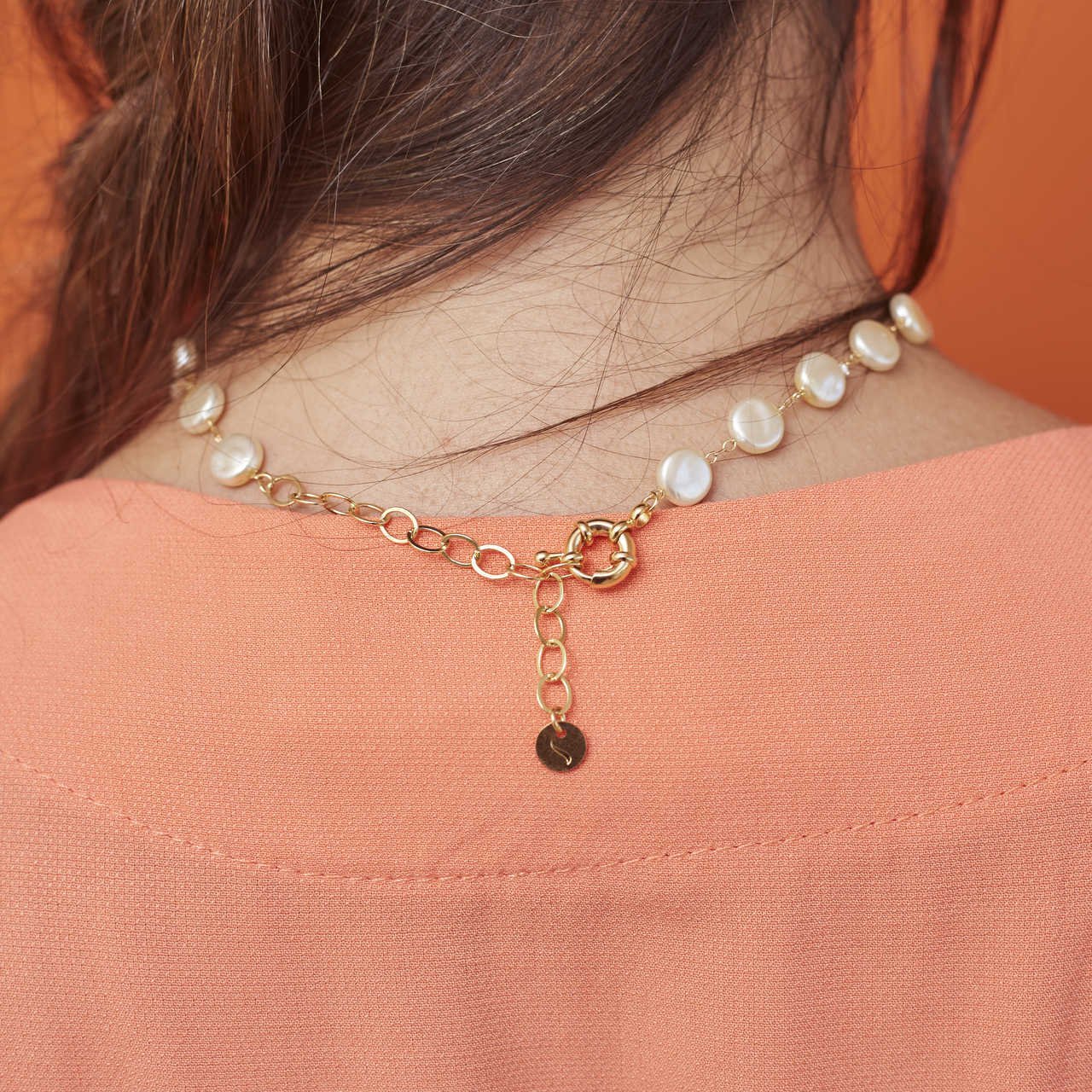 COLAR CONTOS CURTO PÉROLAS ACHATADAS BANHO OURO