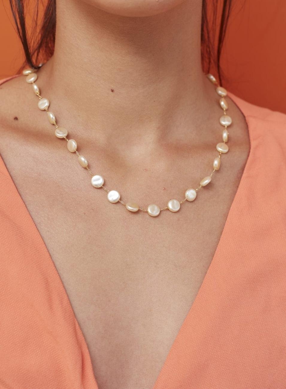 COLAR CONTOS CURTO PÉROLAS ACHATADAS BANHO OURO