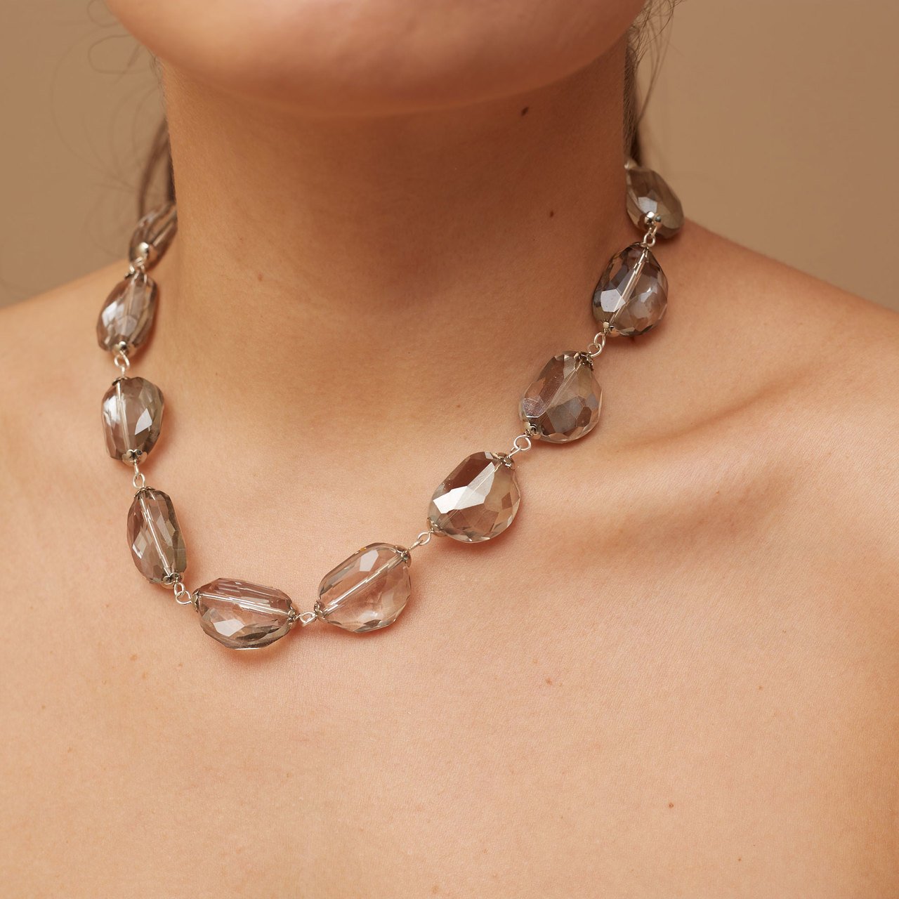 COLAR CRISTAIS OVAIS CINZA BANHO RÓDIO BRANCO