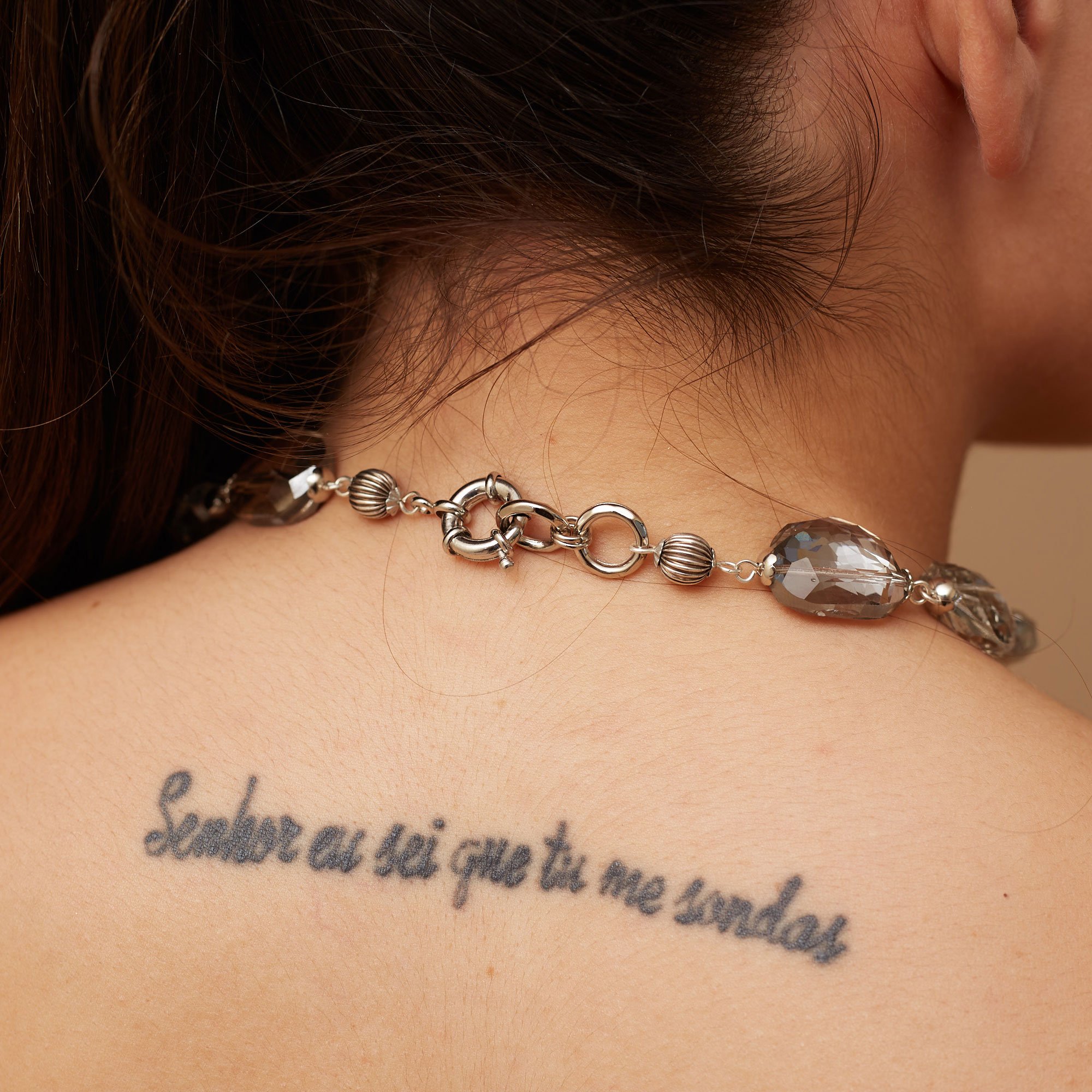 COLAR CRISTAIS OVAIS CINZA BANHO RÓDIO BRANCO