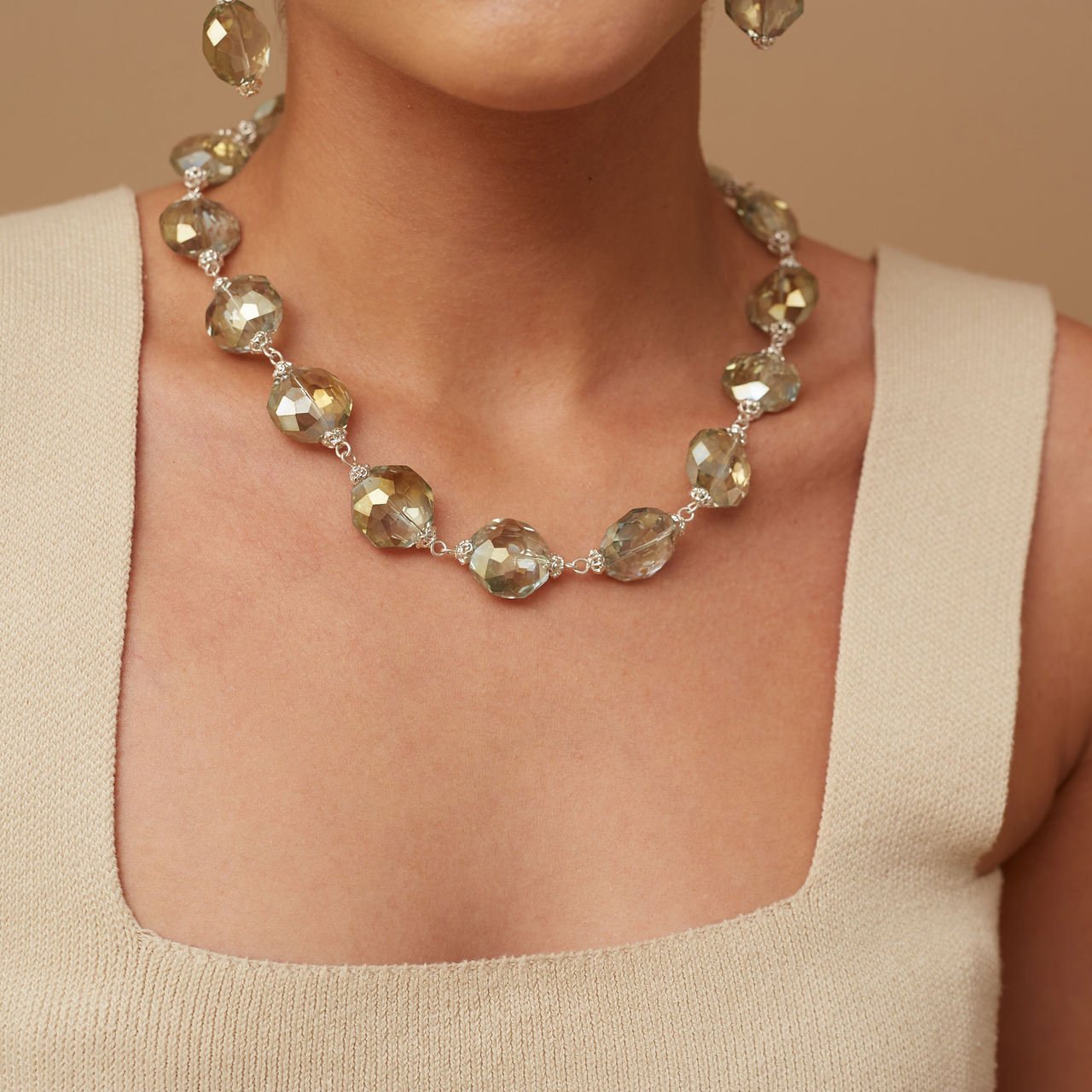 COLAR CRISTAIS VERDE FURTACOR LAPIDADO RÓDIO BRANCO