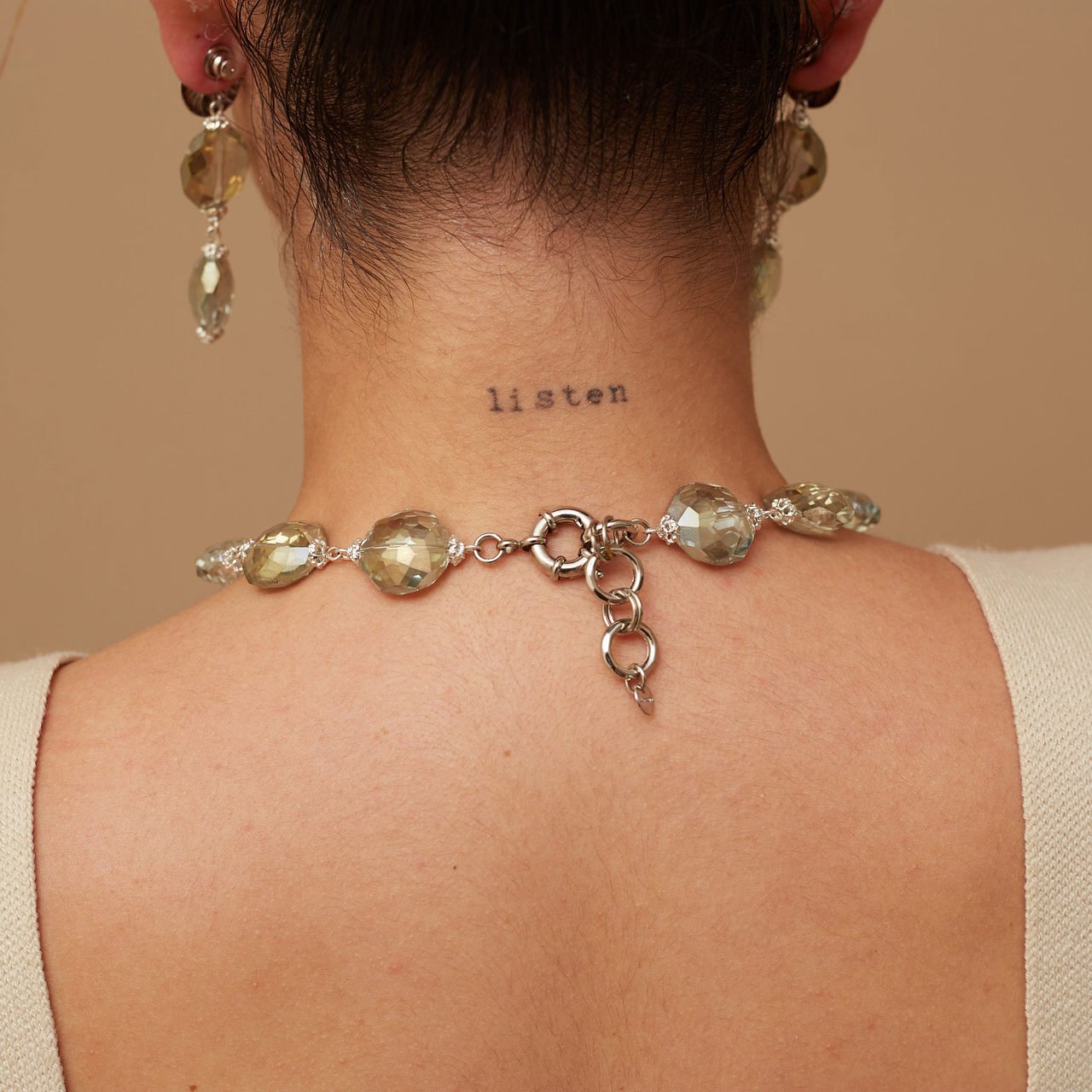 COLAR CRISTAIS VERDE FURTACOR LAPIDADO RÓDIO BRANCO