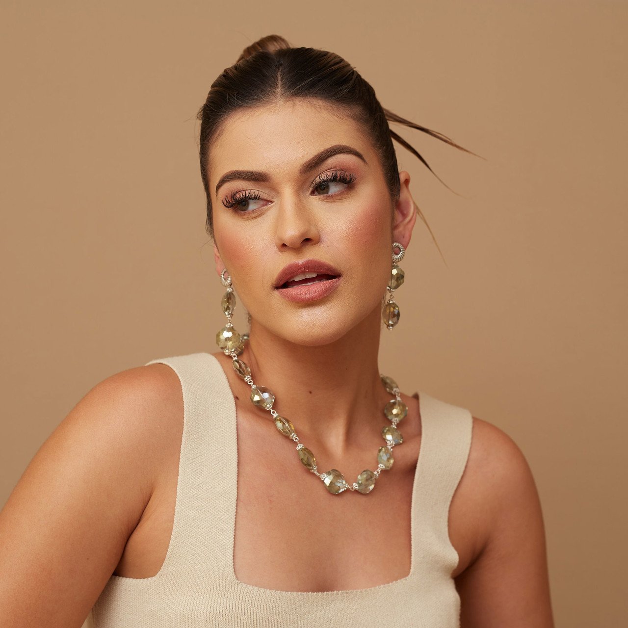 COLAR CRISTAIS VERDE FURTACOR LAPIDADO RÓDIO BRANCO