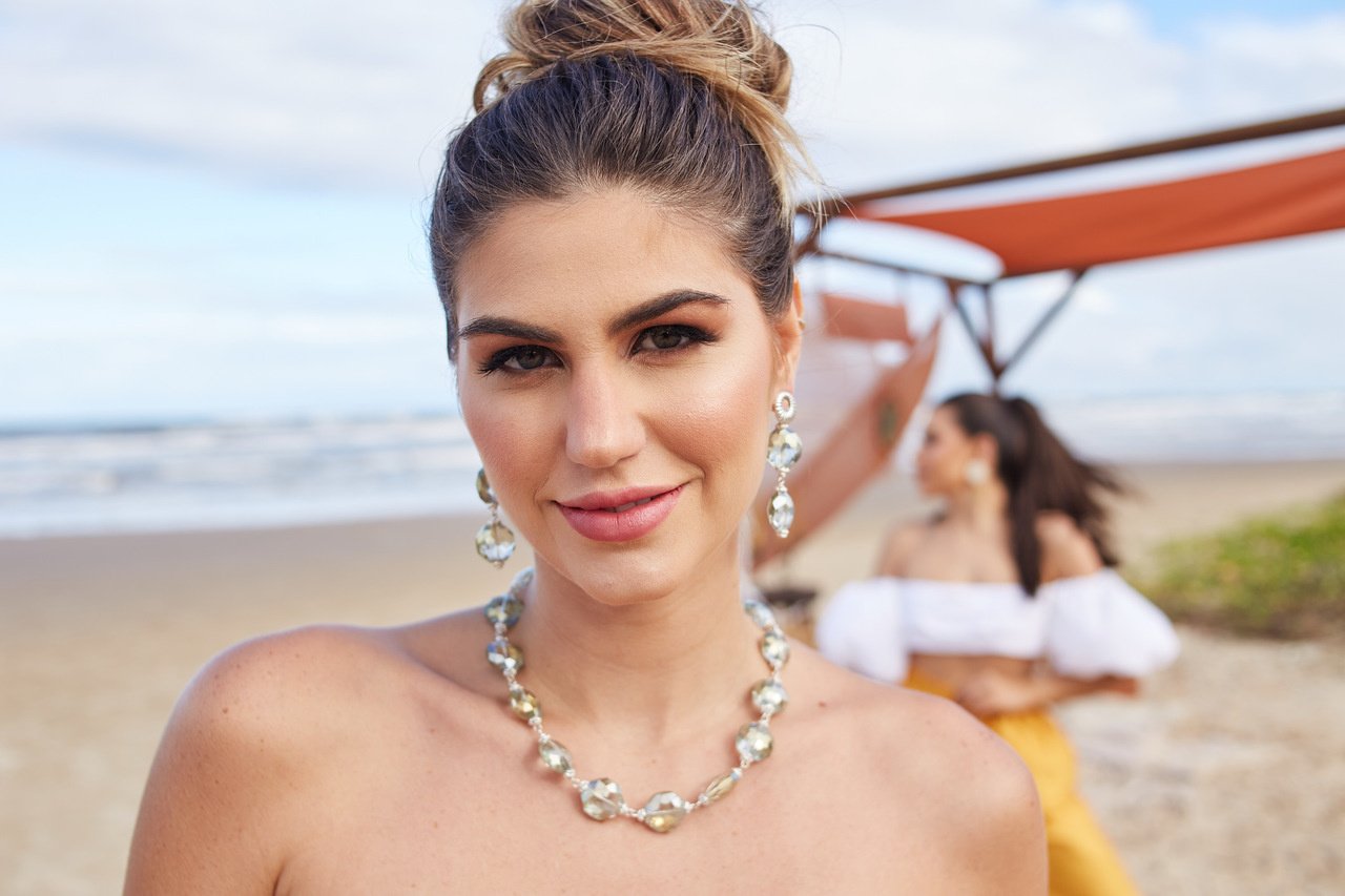 COLAR CRISTAIS VERDE FURTACOR LAPIDADO RÓDIO BRANCO