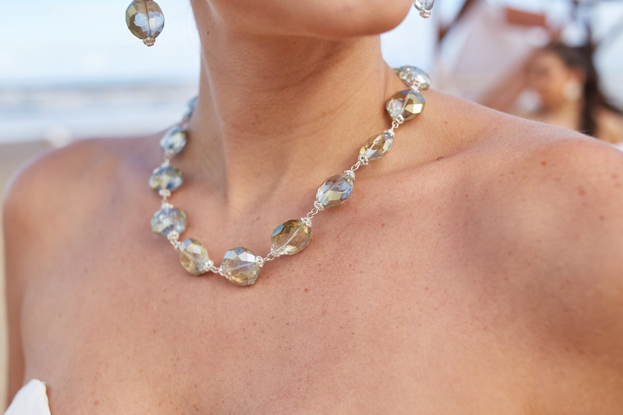 COLAR CRISTAIS VERDE FURTACOR LAPIDADO RÓDIO BRANCO