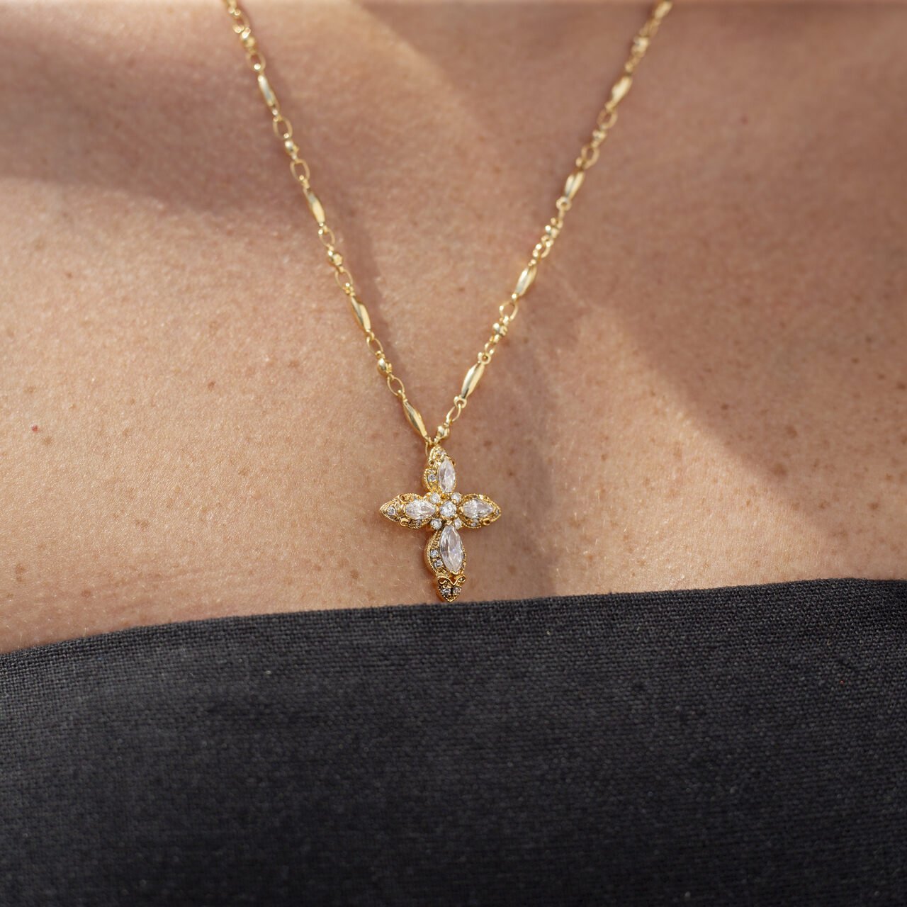 COLAR CRUZ CRAVEJADA ZIRCÔNIA CRISTAIS INCOLOR BANHO OURO