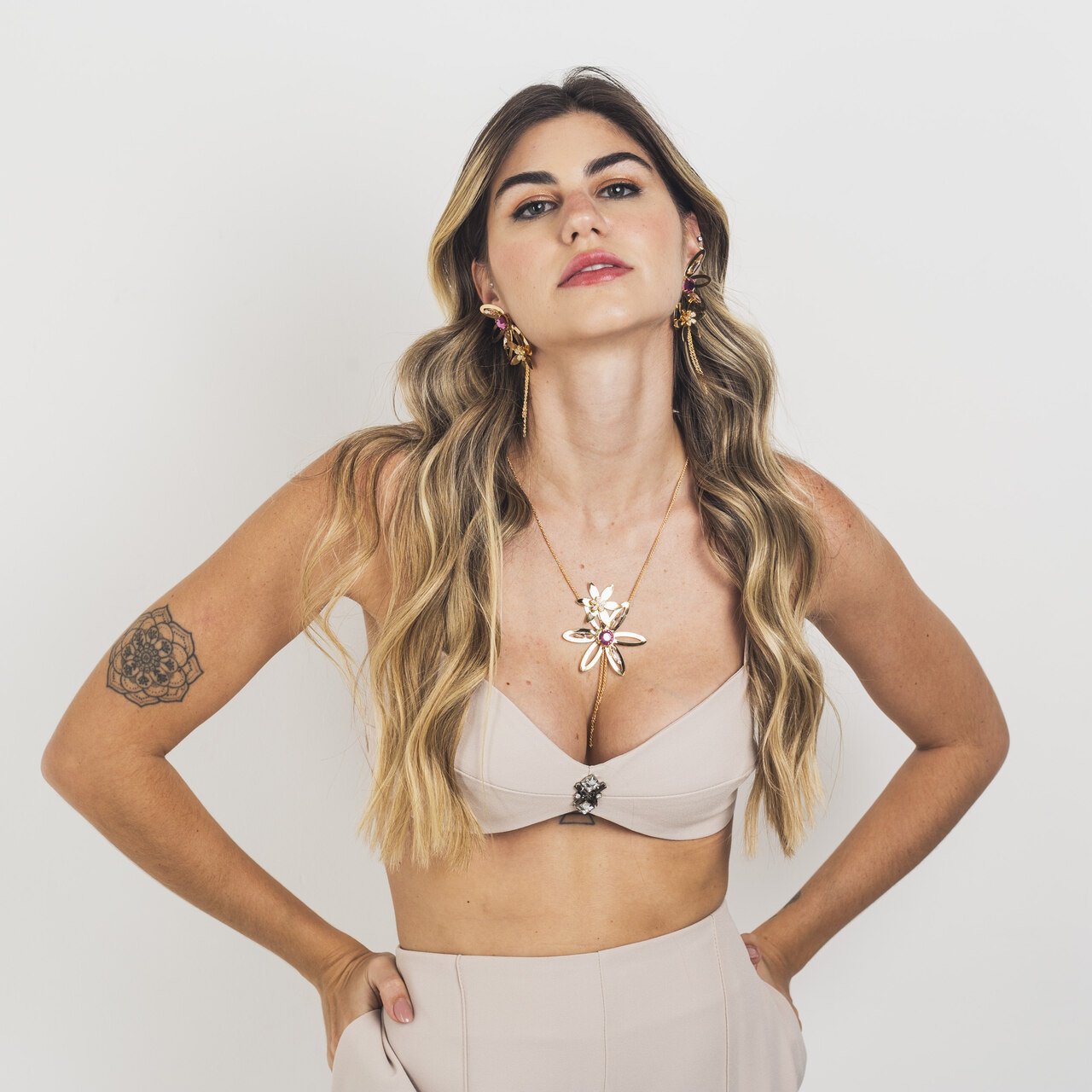 COLAR EGITO CRISTAL ROSA BANHO OURO