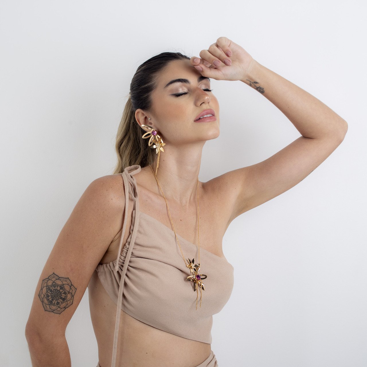 COLAR EGITO CRISTAL ROSA BANHO OURO