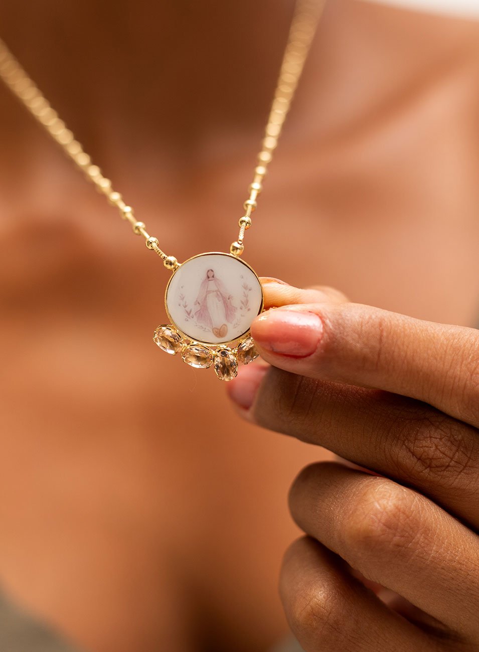 COLAR ESCAPULÁRIO NS SRA BEGE ESMALTADA OURO