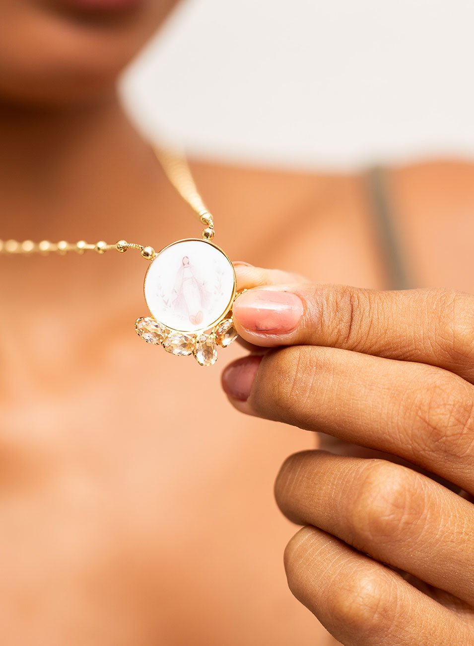 COLAR ESCAPULÁRIO NS SRA BEGE ESMALTADA OURO