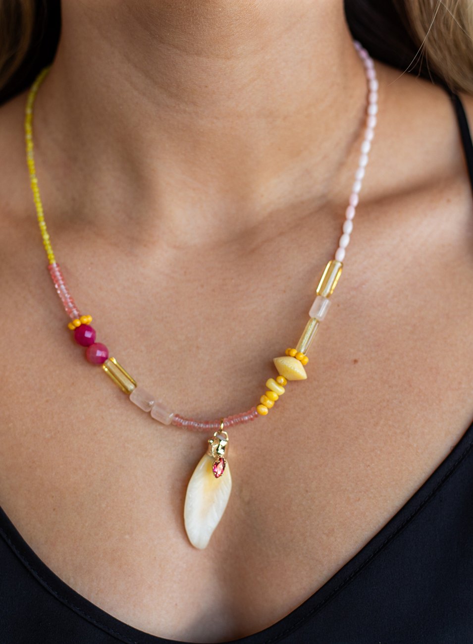 COLAR FOLHA DE JADE COM PEDRAS NATURAIS ROSA E AMARELO COM BANHO OURO