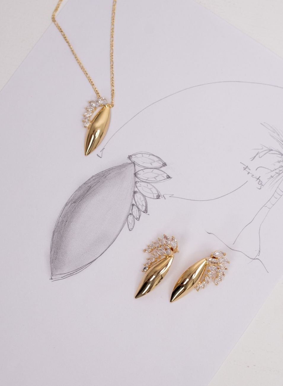 COLAR FOLHARE BANHO DE OURO