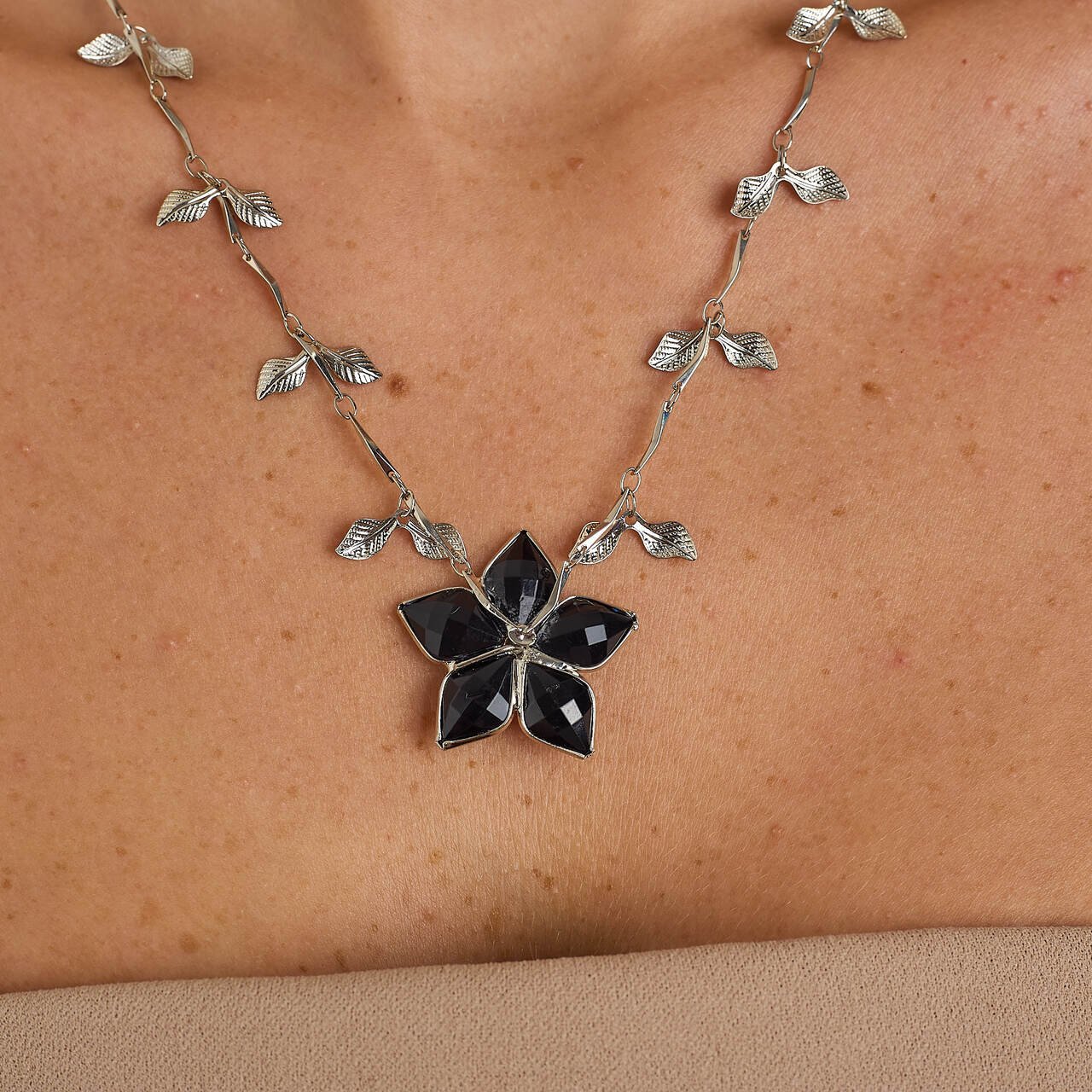 COLAR FOLHAS FLOR PRETA BANHO RÓDIO BRANCO