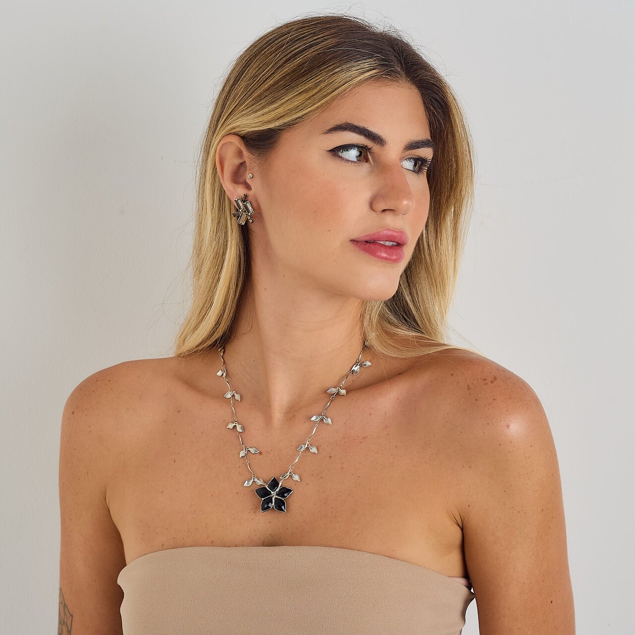 COLAR FOLHAS FLOR PRETA BANHO RÓDIO BRANCO