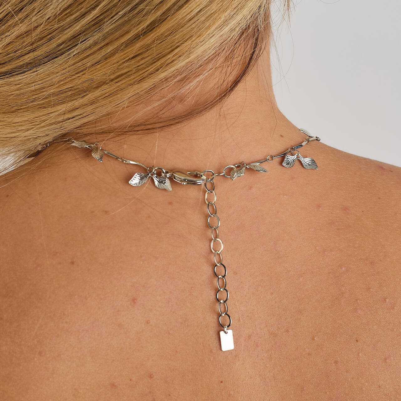 COLAR FOLHAS FLOR PRETA BANHO RÓDIO BRANCO