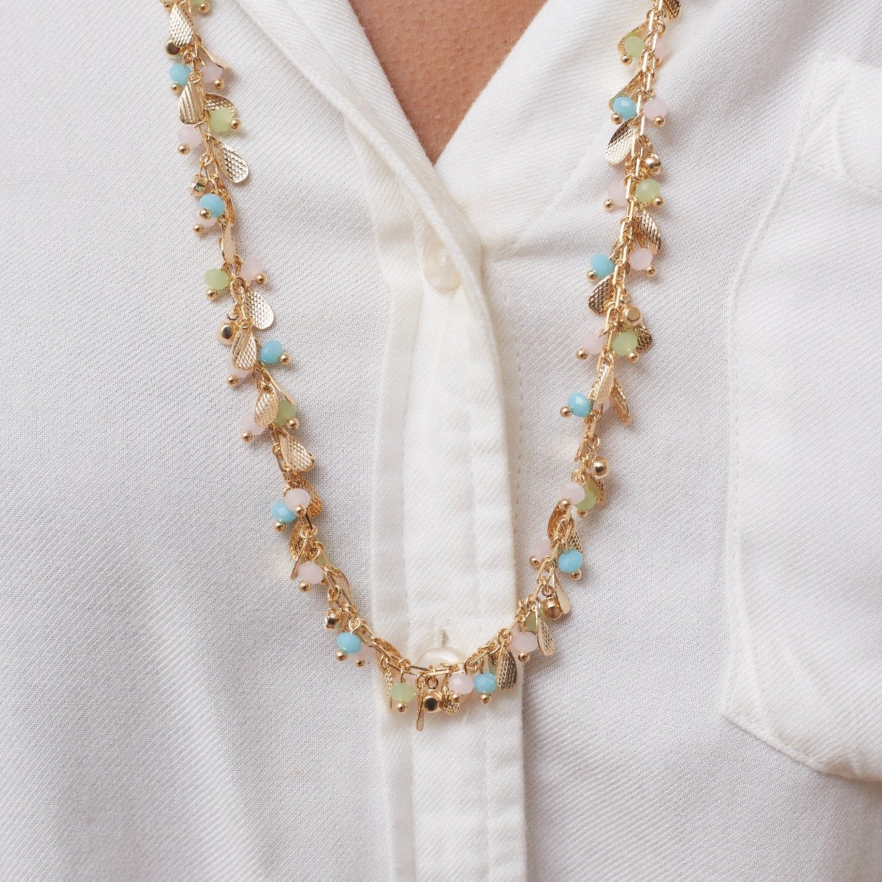 COLAR FOLHAS LONGO CRISTAIS COLORIDO BANHO OURO