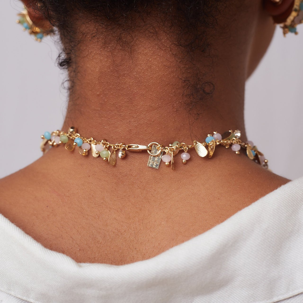 COLAR FOLHAS LONGO CRISTAIS COLORIDO BANHO OURO