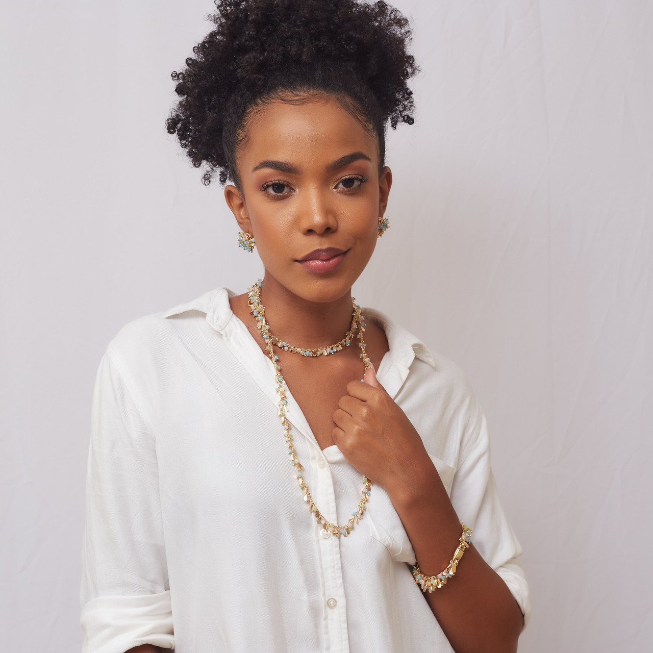 COLAR FOLHAS LONGO CRISTAIS COLORIDO BANHO OURO