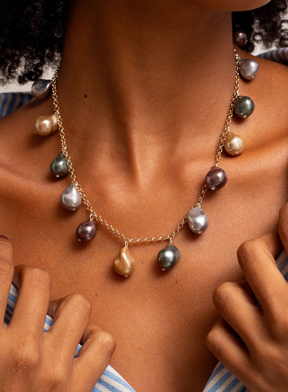 COLAR GEMS OSTRA PÉROLAS BARROCAS BANHO OURO 