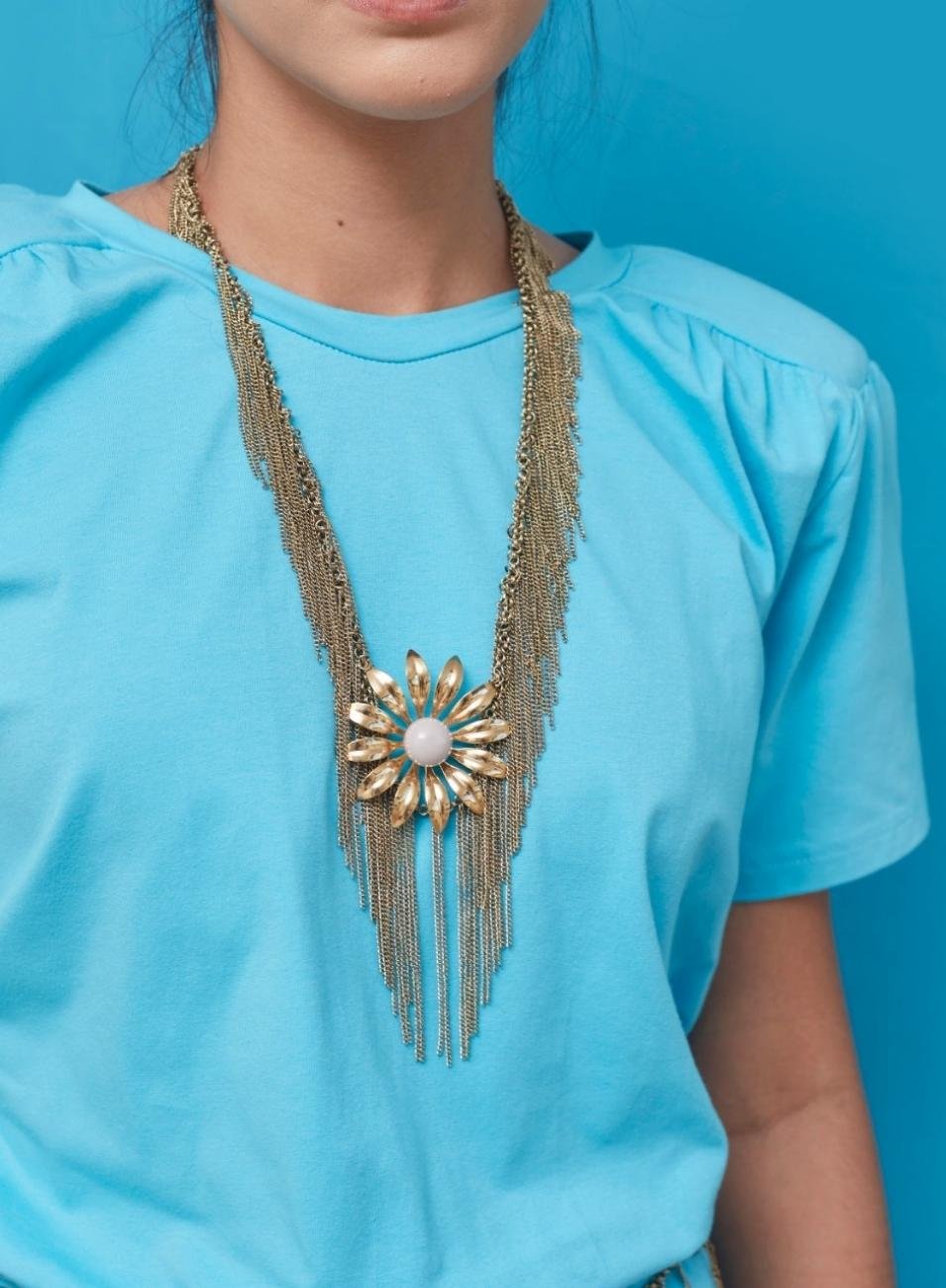 COLAR GINA FLOR MARGARIDA BANHO OURO ENVELHECIDO