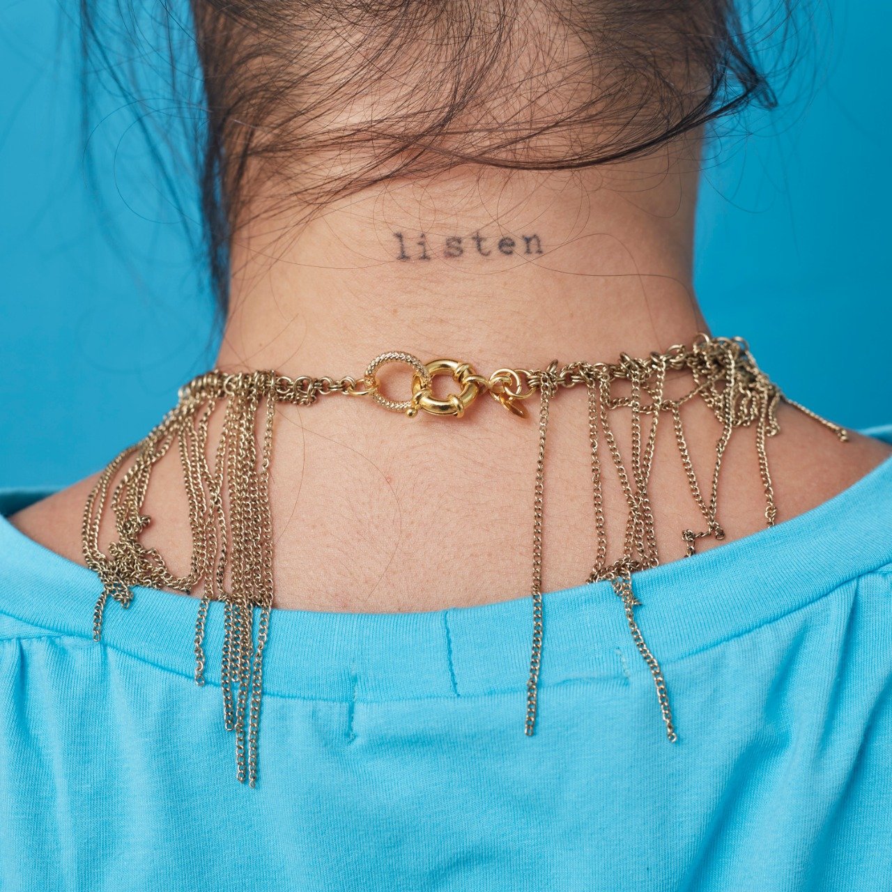 COLAR GINA FLOR MARGARIDA BANHO OURO ENVELHECIDO