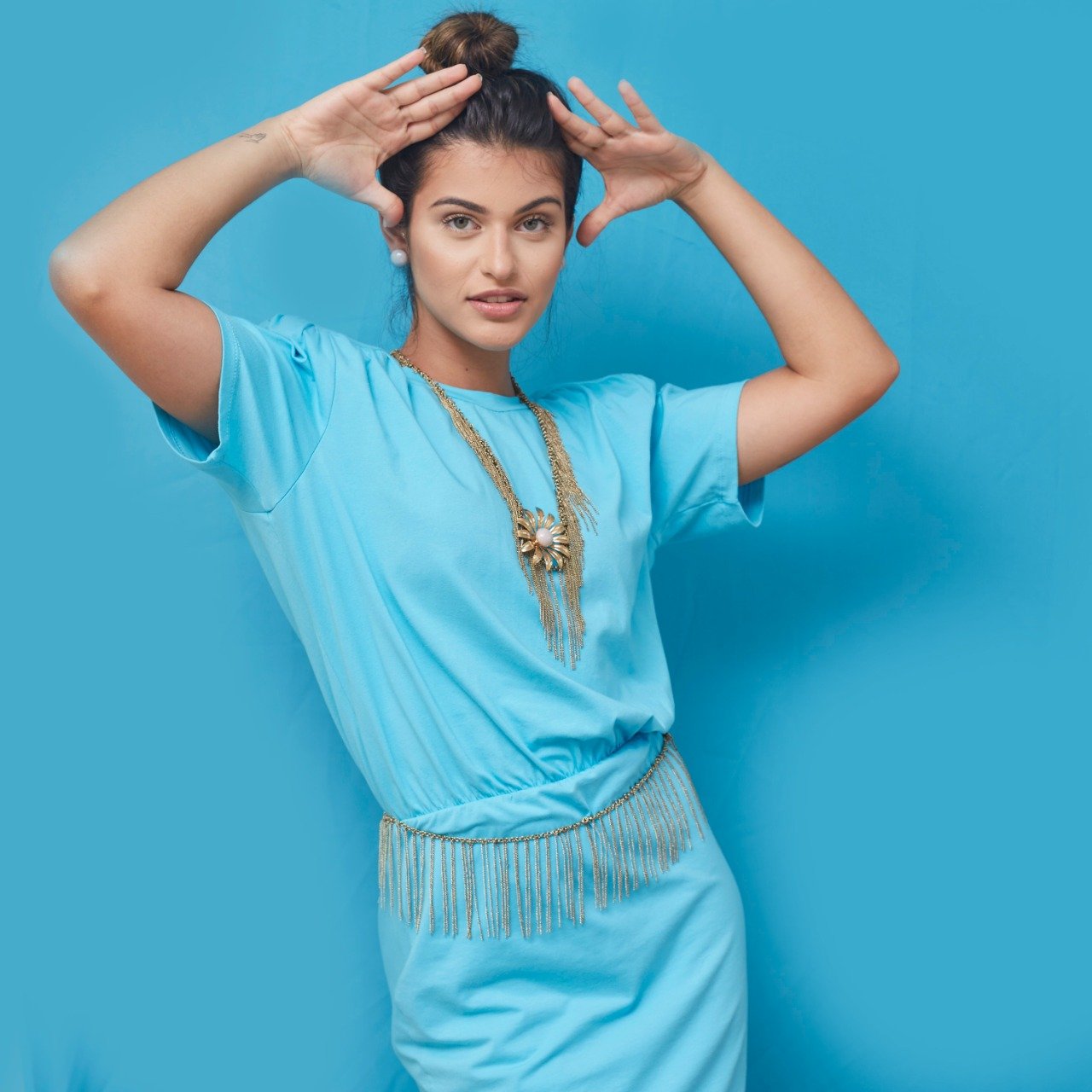 COLAR GINA FLOR MARGARIDA BANHO OURO ENVELHECIDO