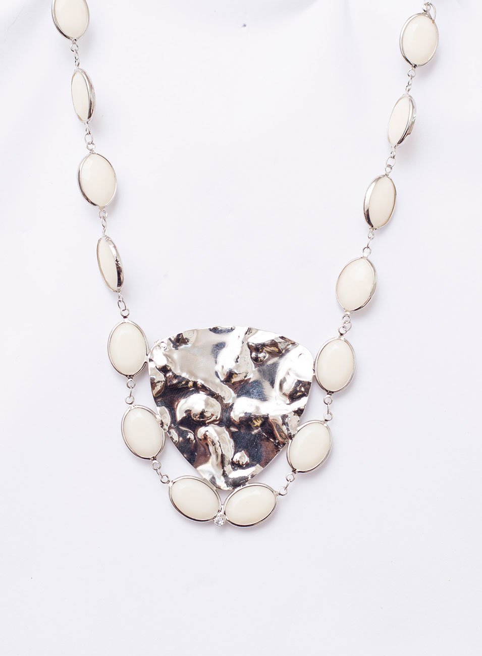 COLAR GINA PLACA MARTELADA RESINA BRANCA RÓDIO BRANCO