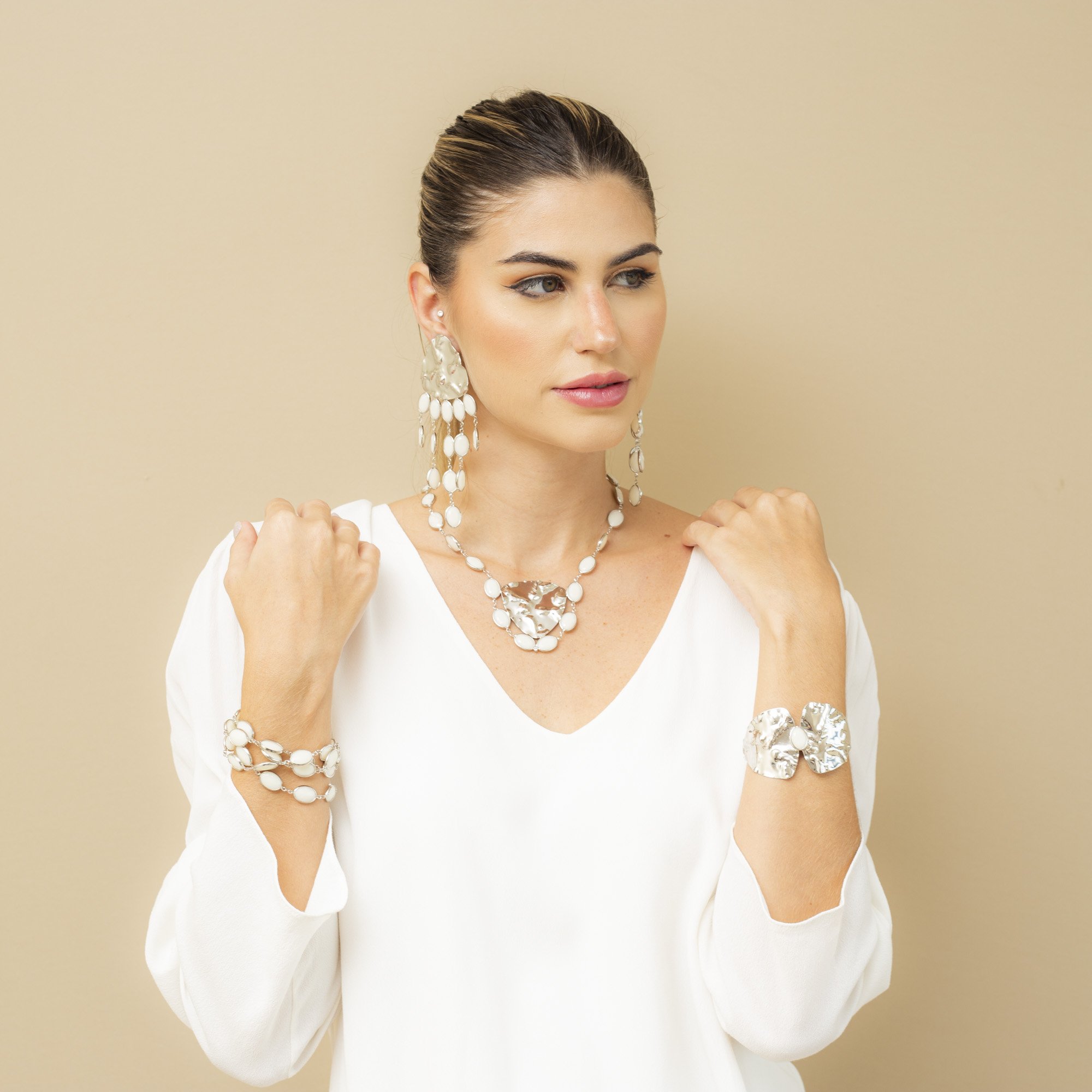 COLAR GINA PLACA MARTELADA RESINA BRANCA RÓDIO BRANCO